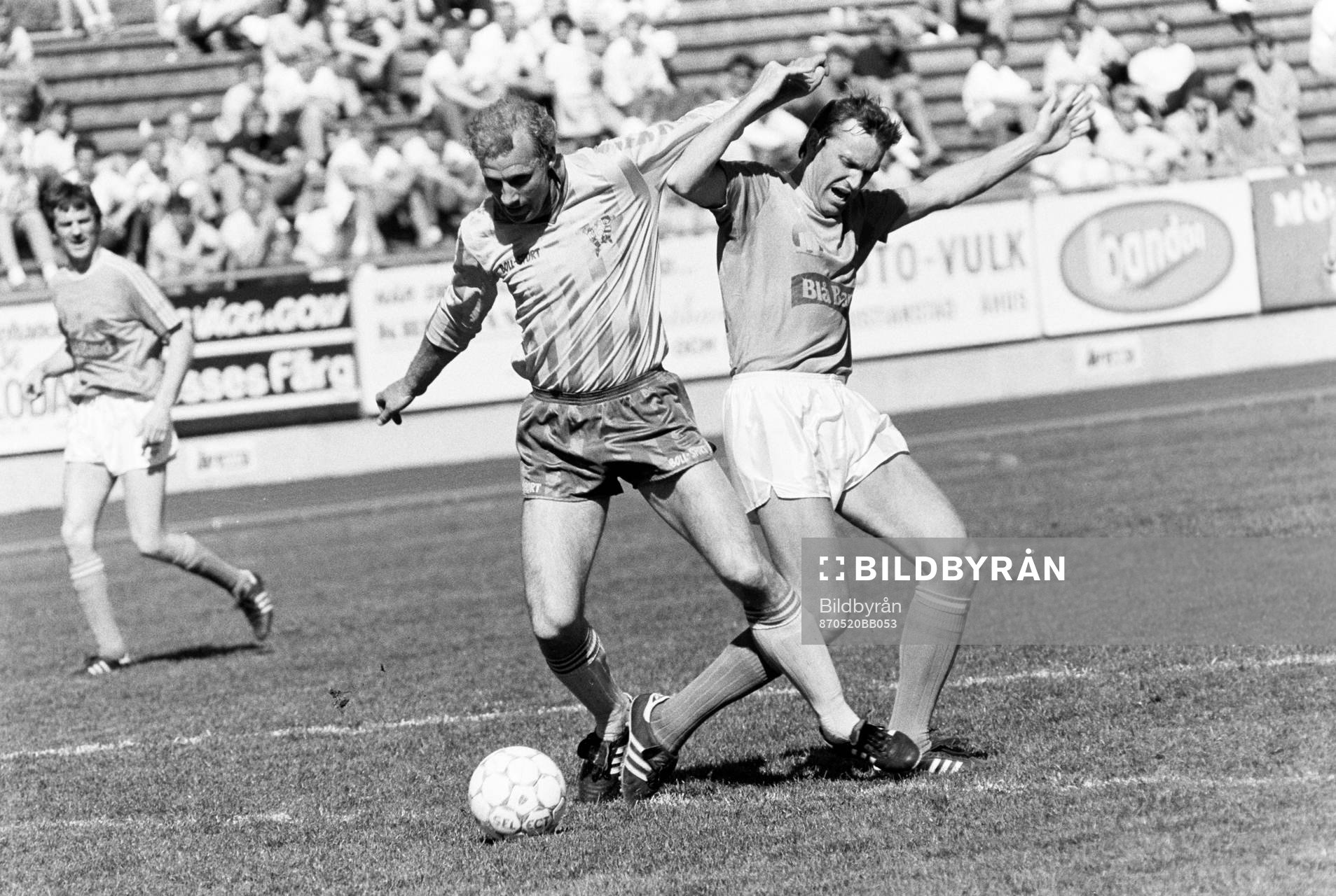 Jan Mattsson i kamp om bollen