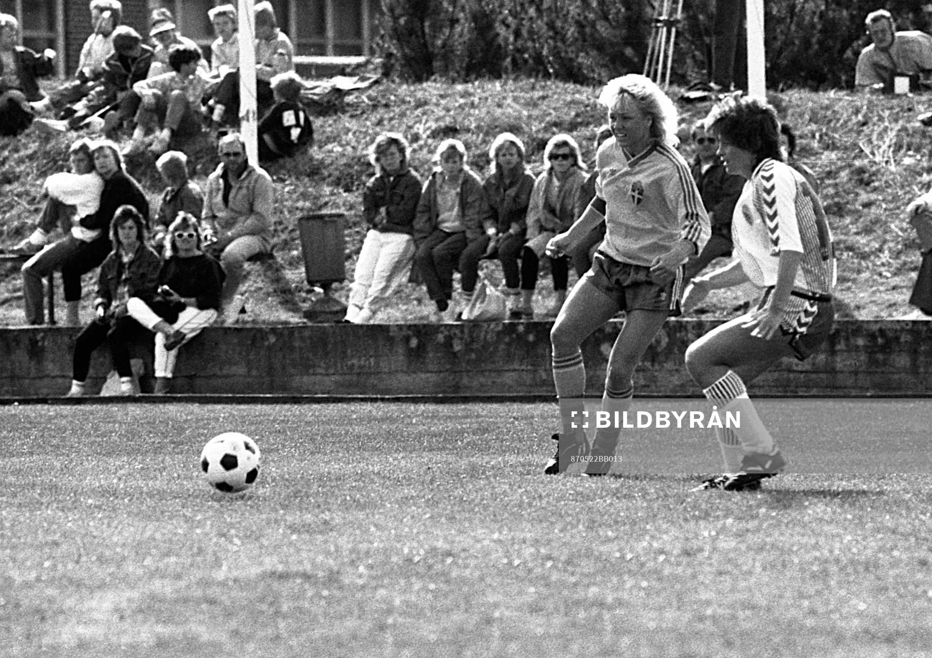 Gunilla Axén med bollen