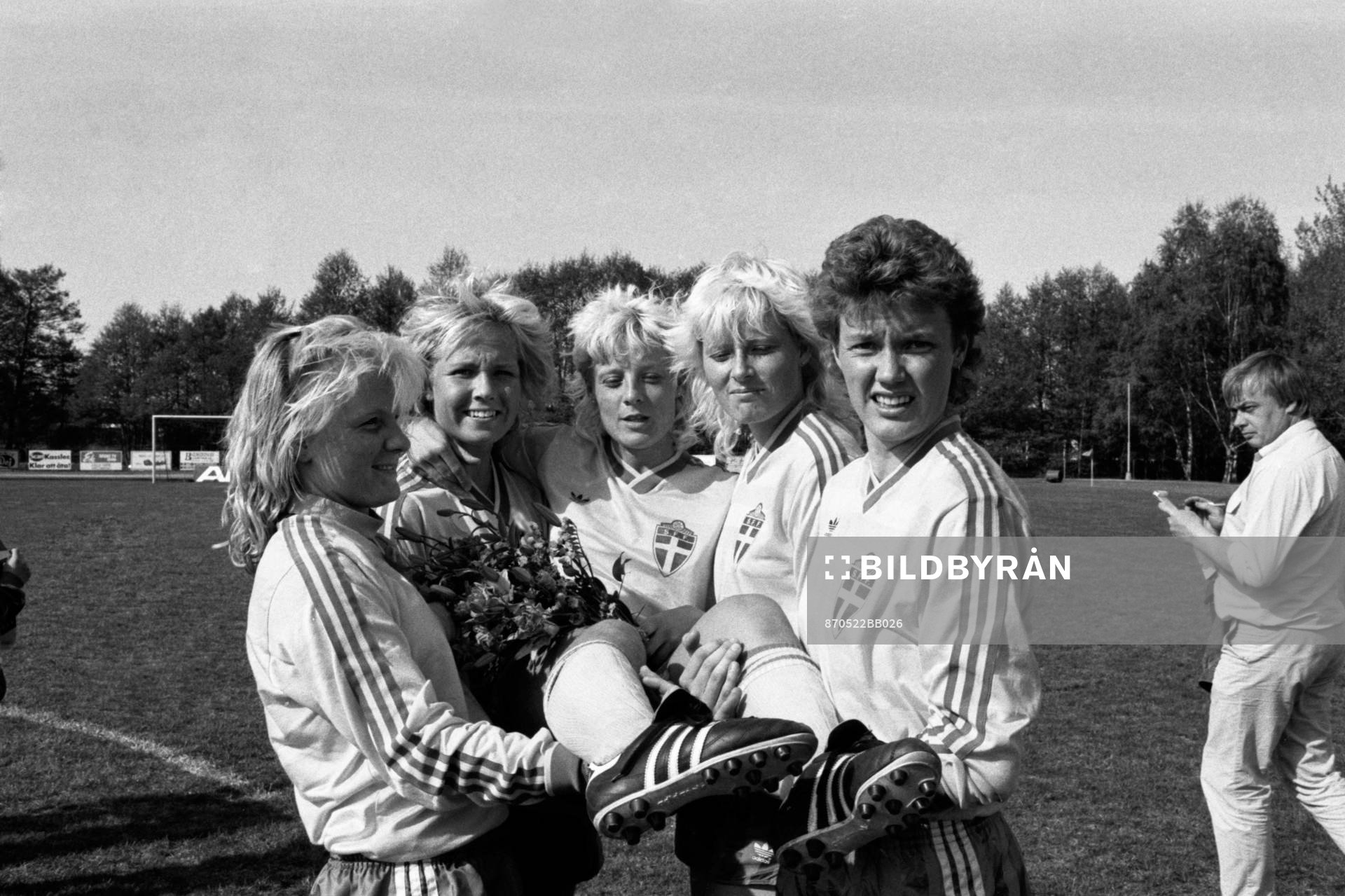 Anna Svenjeby hissas av lagkamraterna
