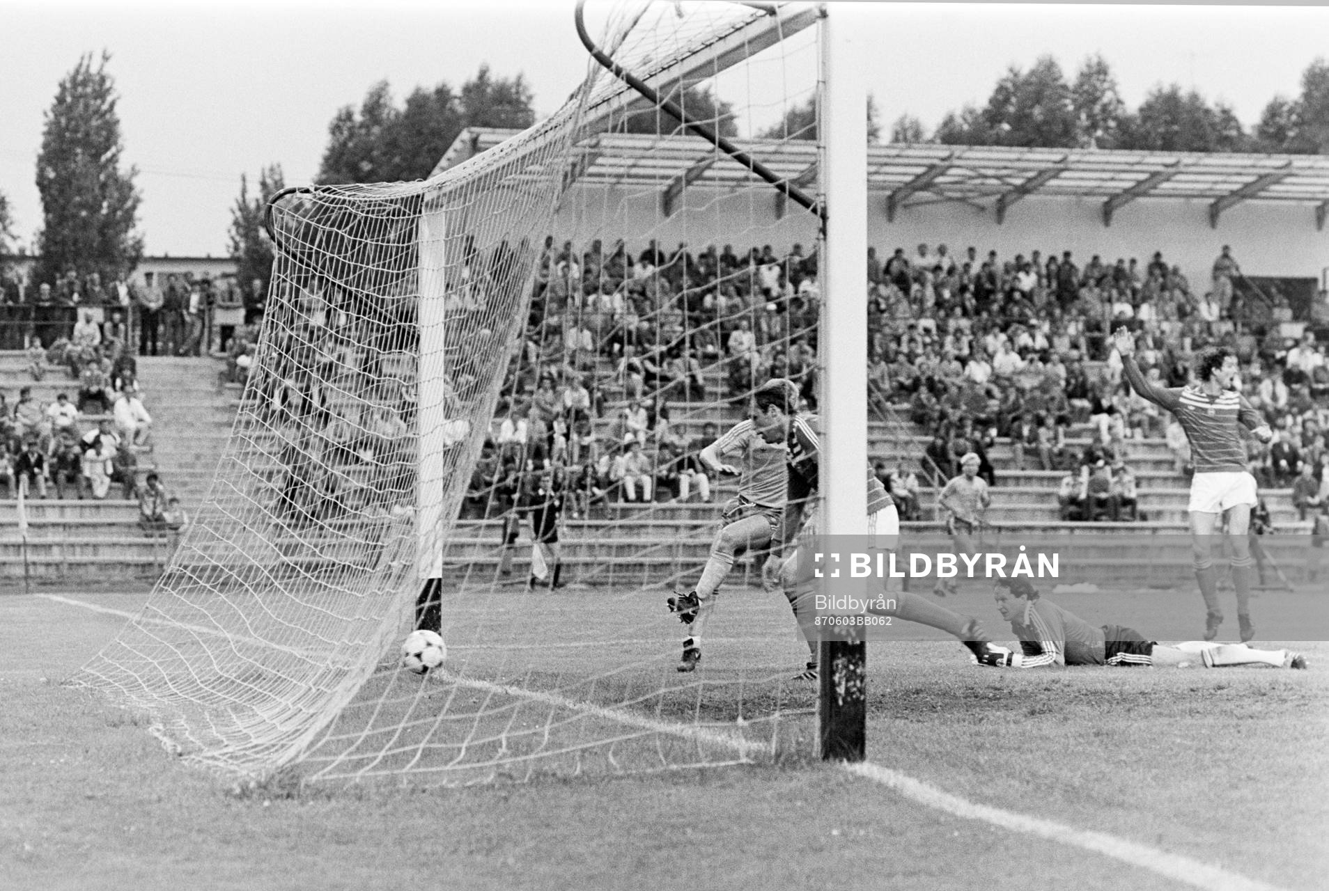 Fotboll, OS-Kval, Ungern-Sverige, 2-1: Bollen i mål bakom den ungerns målvakt.