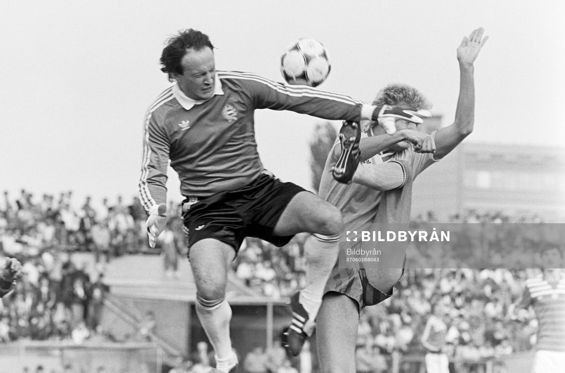 Fotboll, OS-Kval, Ungern-Sverige, 2-1: Lars Zetterlund i kamp med ungerns målvakt.