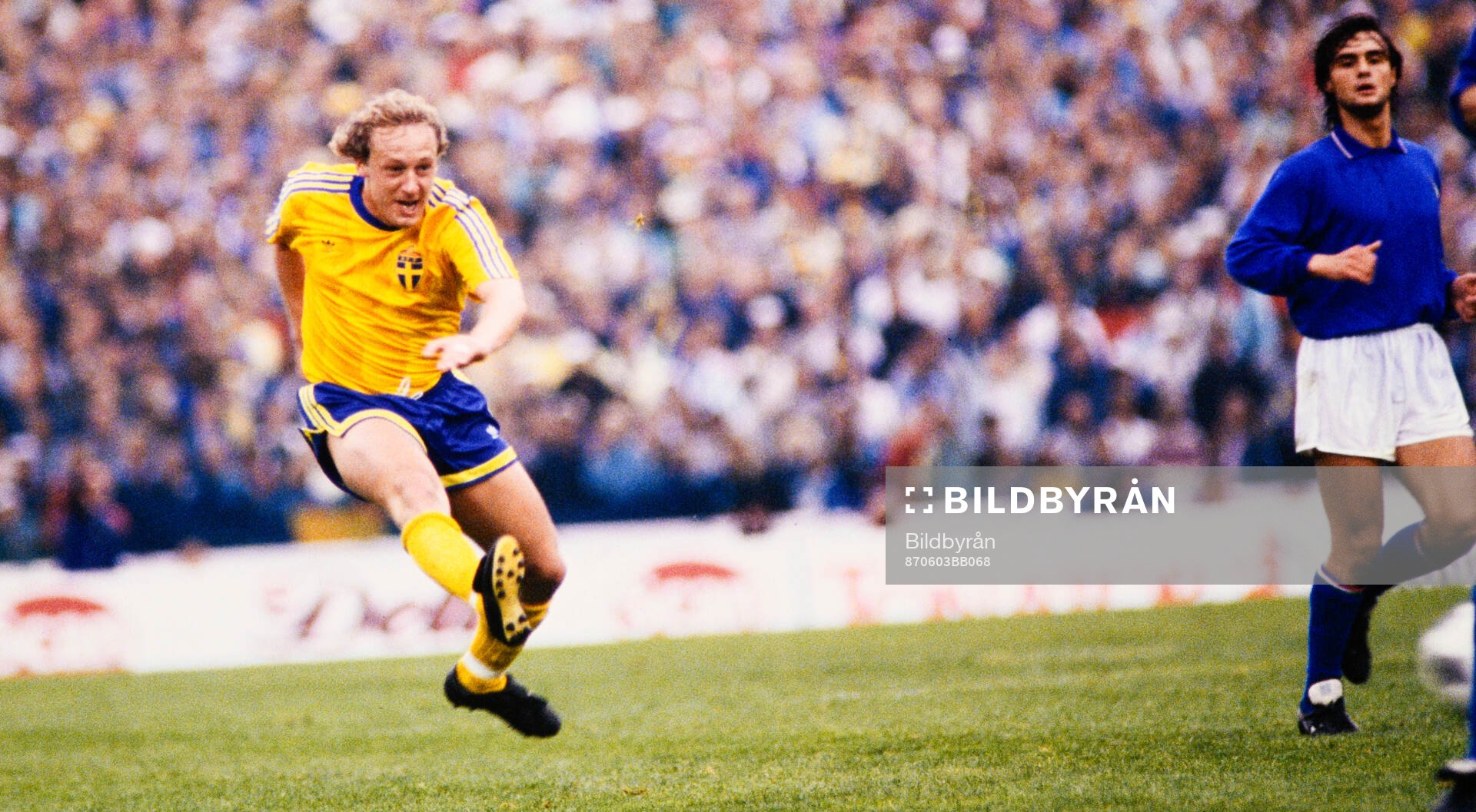 Sveriges Robert Prytz skjuter. Football, Euro qualifier,