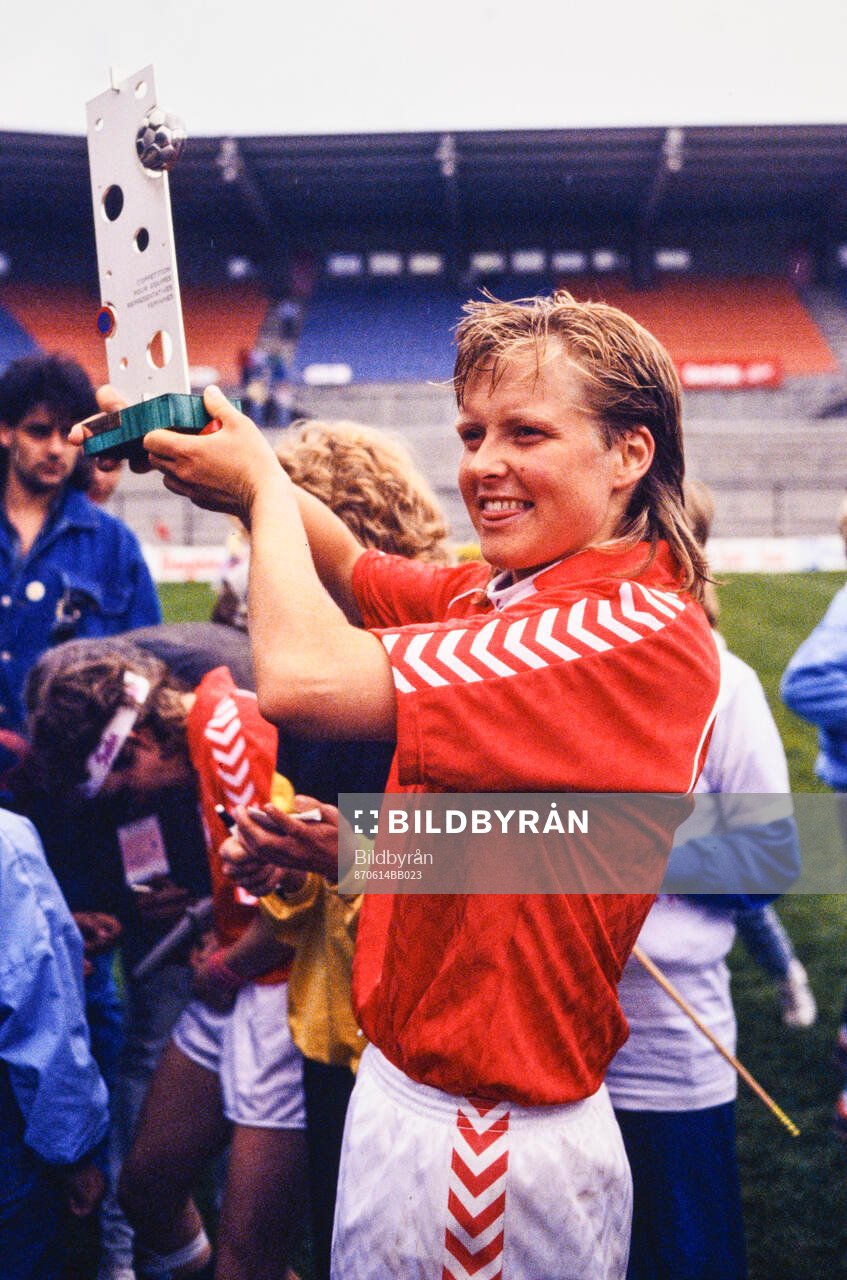 Fotboll, Dam, EM 1987, Final, Norge - Sverige 2-1: Norge jublar med EM-pokalen efter finalsegern.