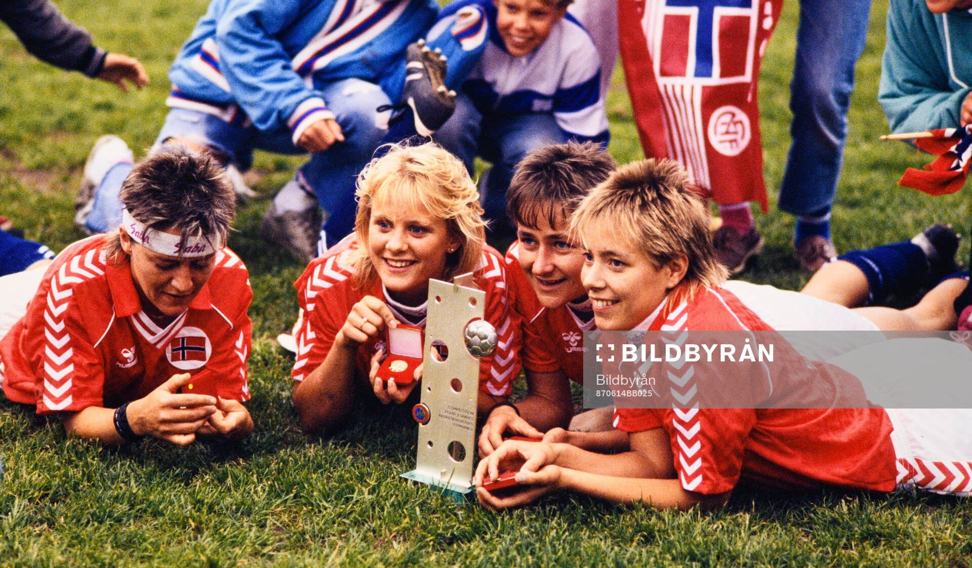 Fotboll, Dam, EM 1987, Final, Norge - Sverige 2-1: Norge jublar med EM-pokalen efter finalsegern.