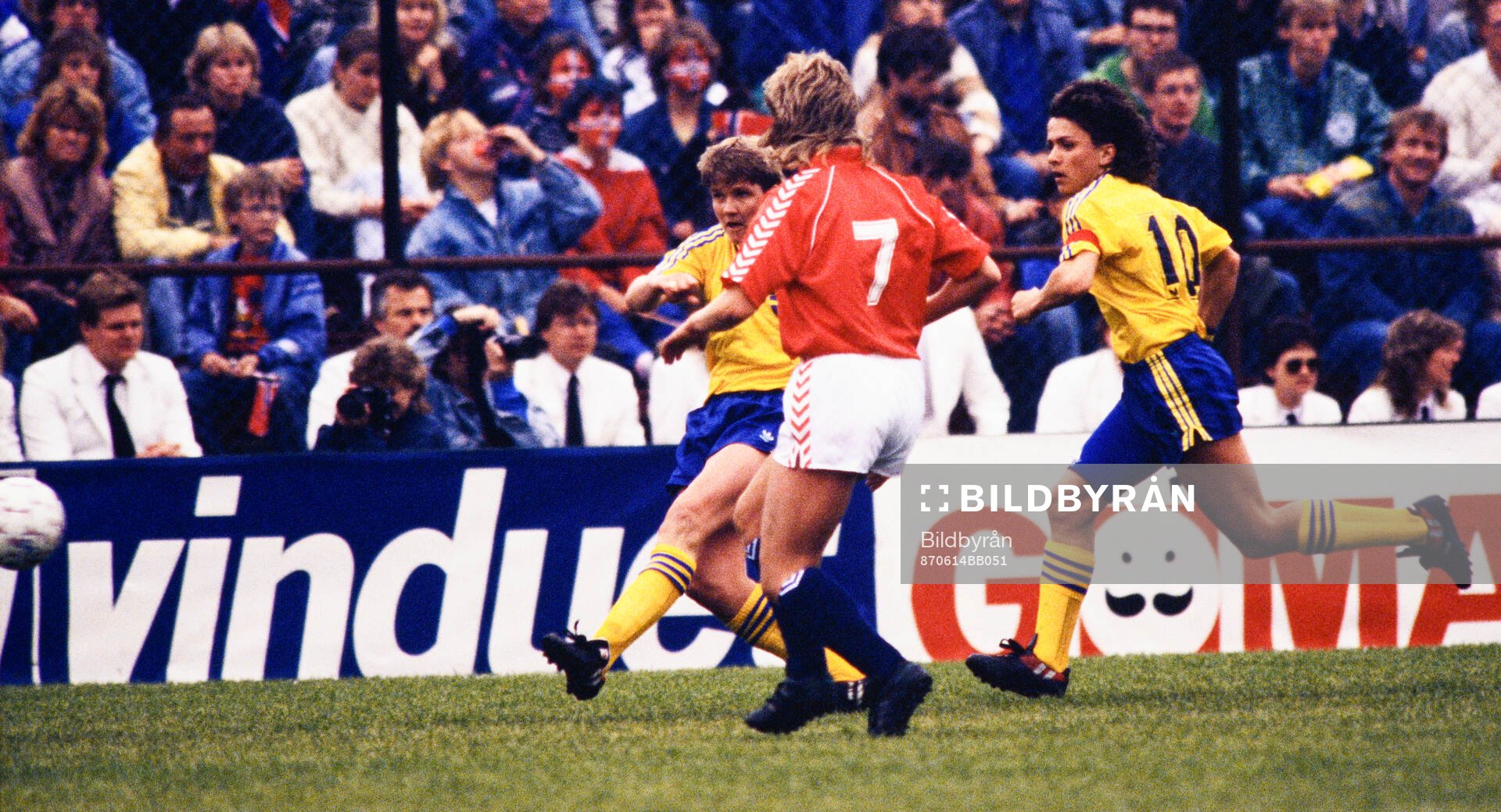 Pia Sundhage, Sverige, skjuter. T h Anette Börjesson