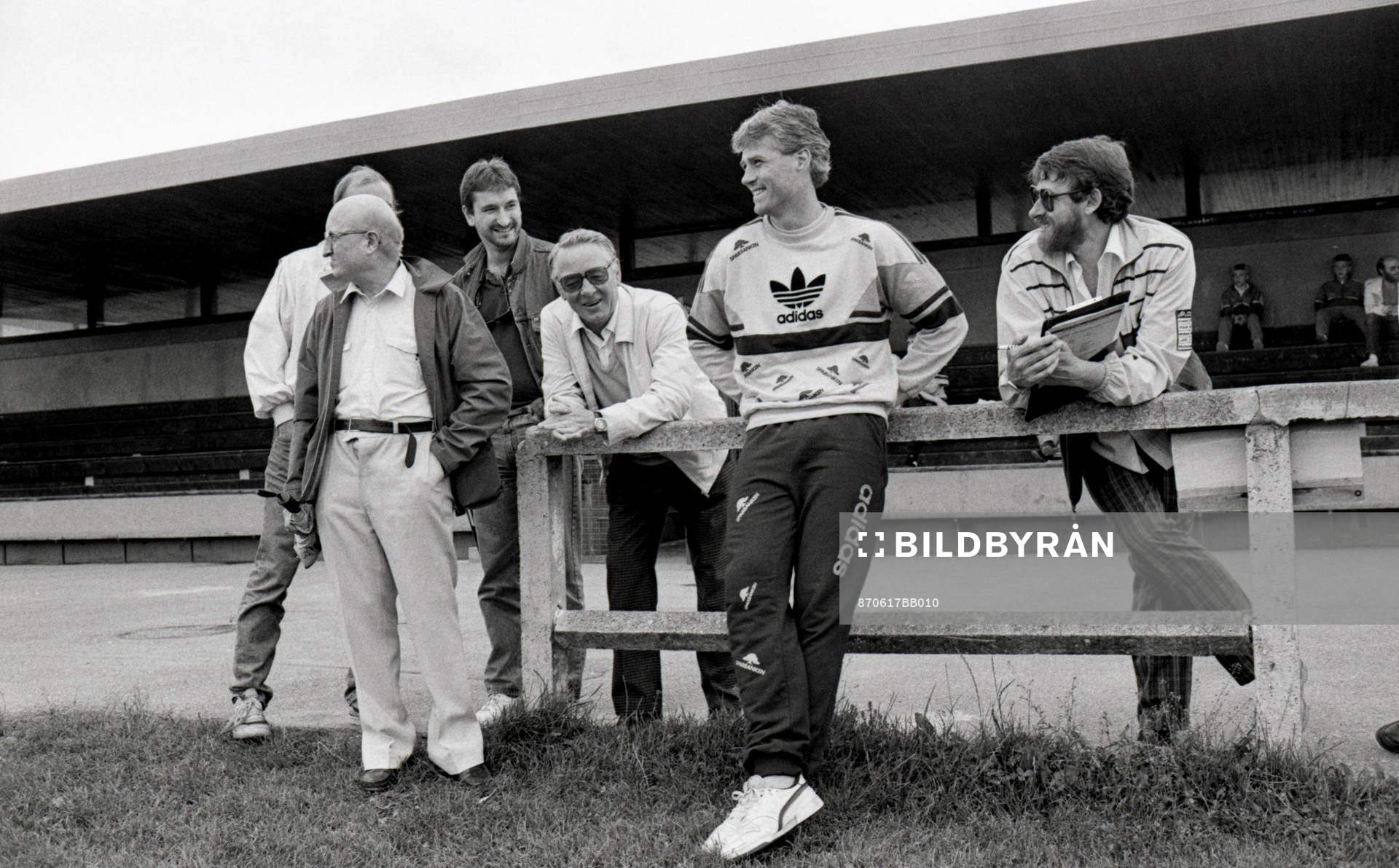 Glenn Hysén med journalister. Fr, v: Kent Hansson (dold),