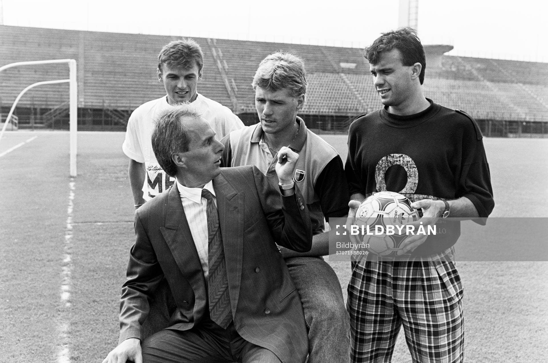 Sven-Göran Eriksson framför Bosco, Glenn Hysén och