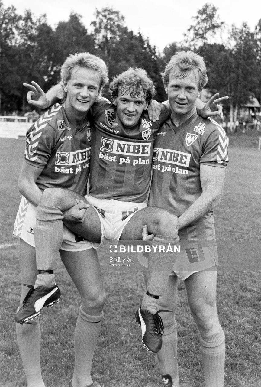 Fotboll, Svenska cupen, Markaryd - Halmstad, 3-1: Markaryds Mikael Ragvald, Jim Tolmie och Ingemar Nilsson jublar efter segern.