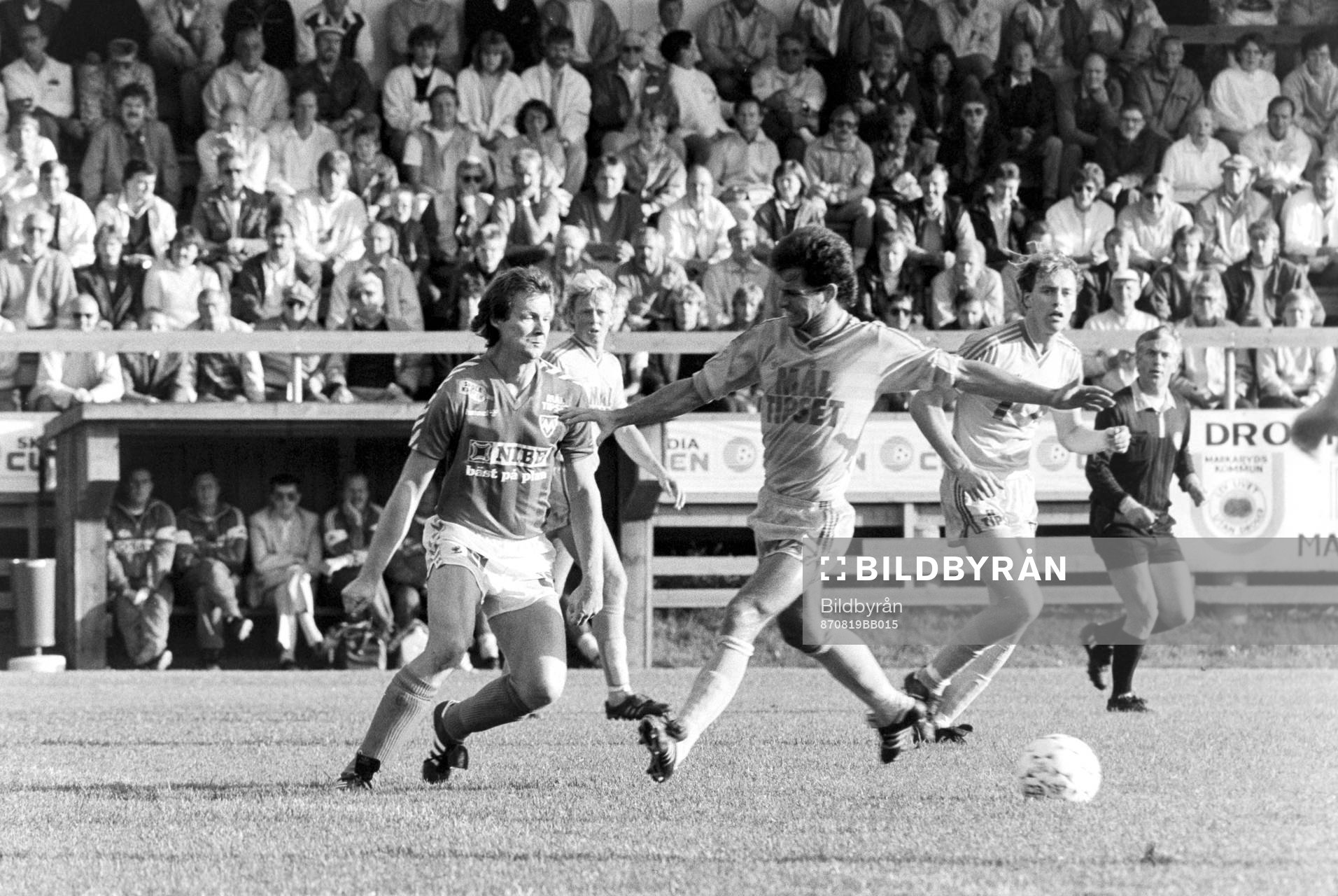 Markaryds Håkan Davidsson i kamp om bollen