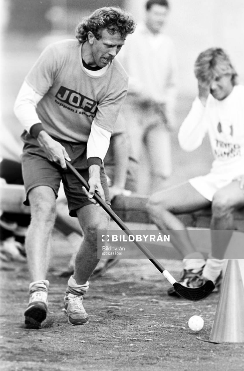 Willy Lindström med innebandy klubba
