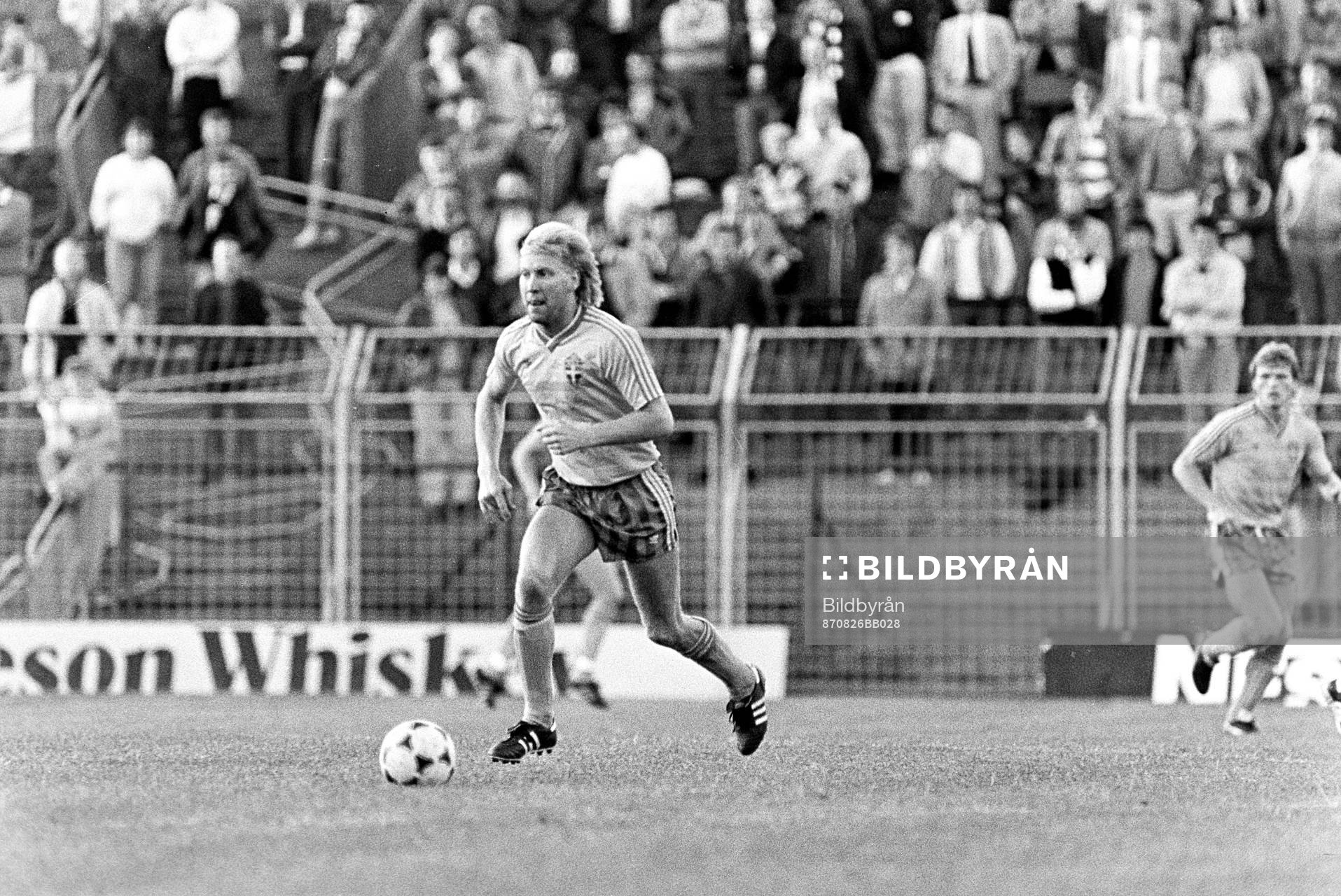 Sveriges Michael Andersson med bollen