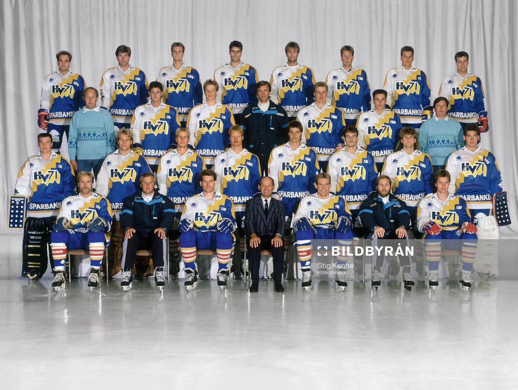 Spelare och personal i Hv71