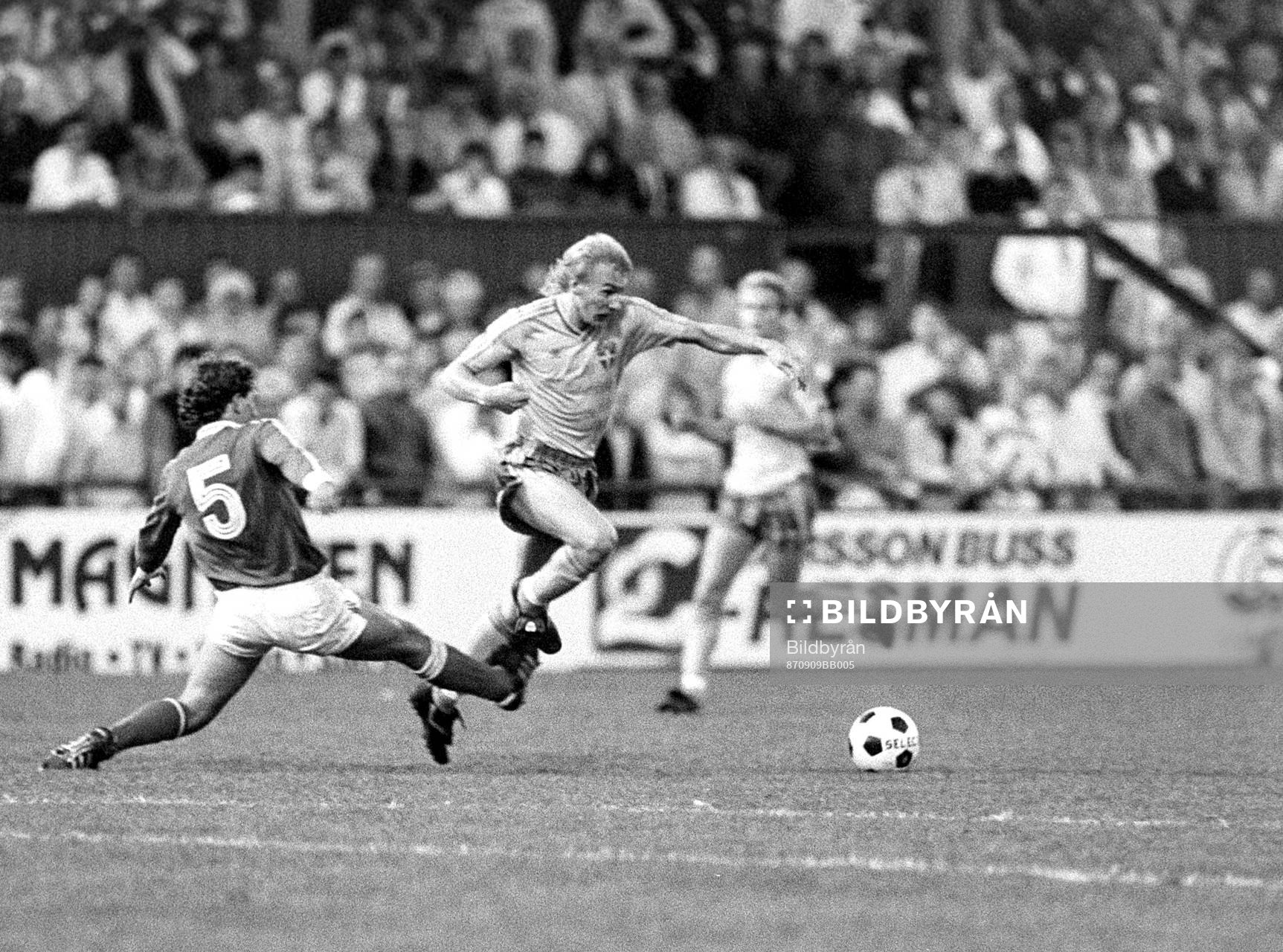 Jan Hellström, Sverige med bollen fälls av ungerns Laszlo