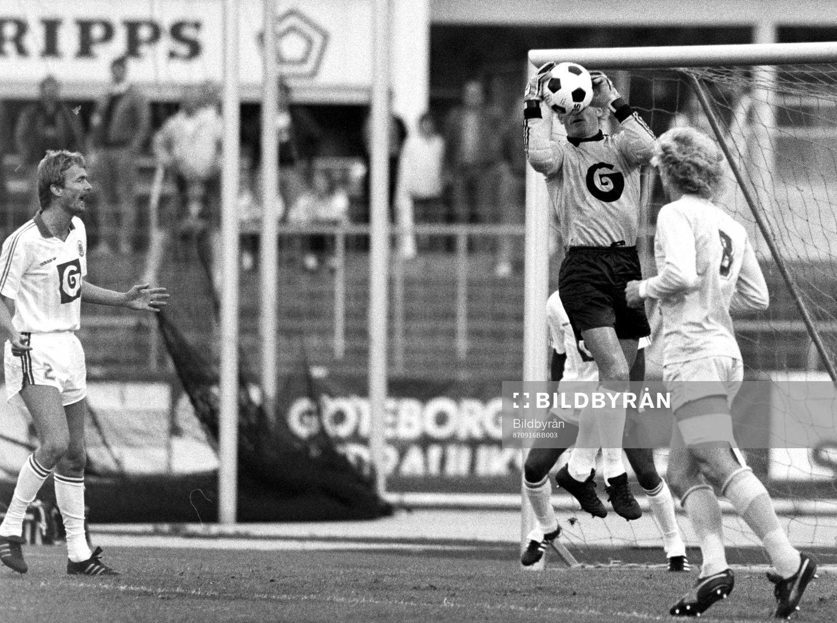 Jaques Munaron, målvakt i Anderlecht med bollen i säkert