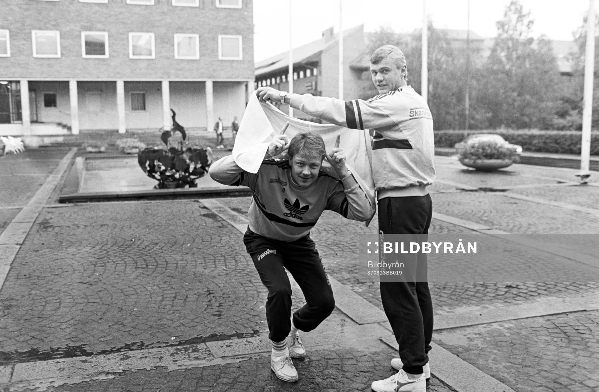 Göran Arnberg och Bengt Nilsson, målvakt leker