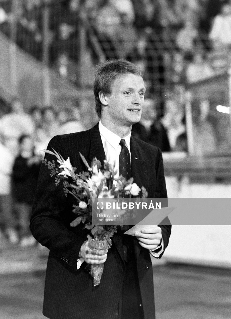 Fotboll, Uefacupen, IFK Göteborg - Bröndby, 0-0: Torbjörn Nilsson uppvaktas med blommor.