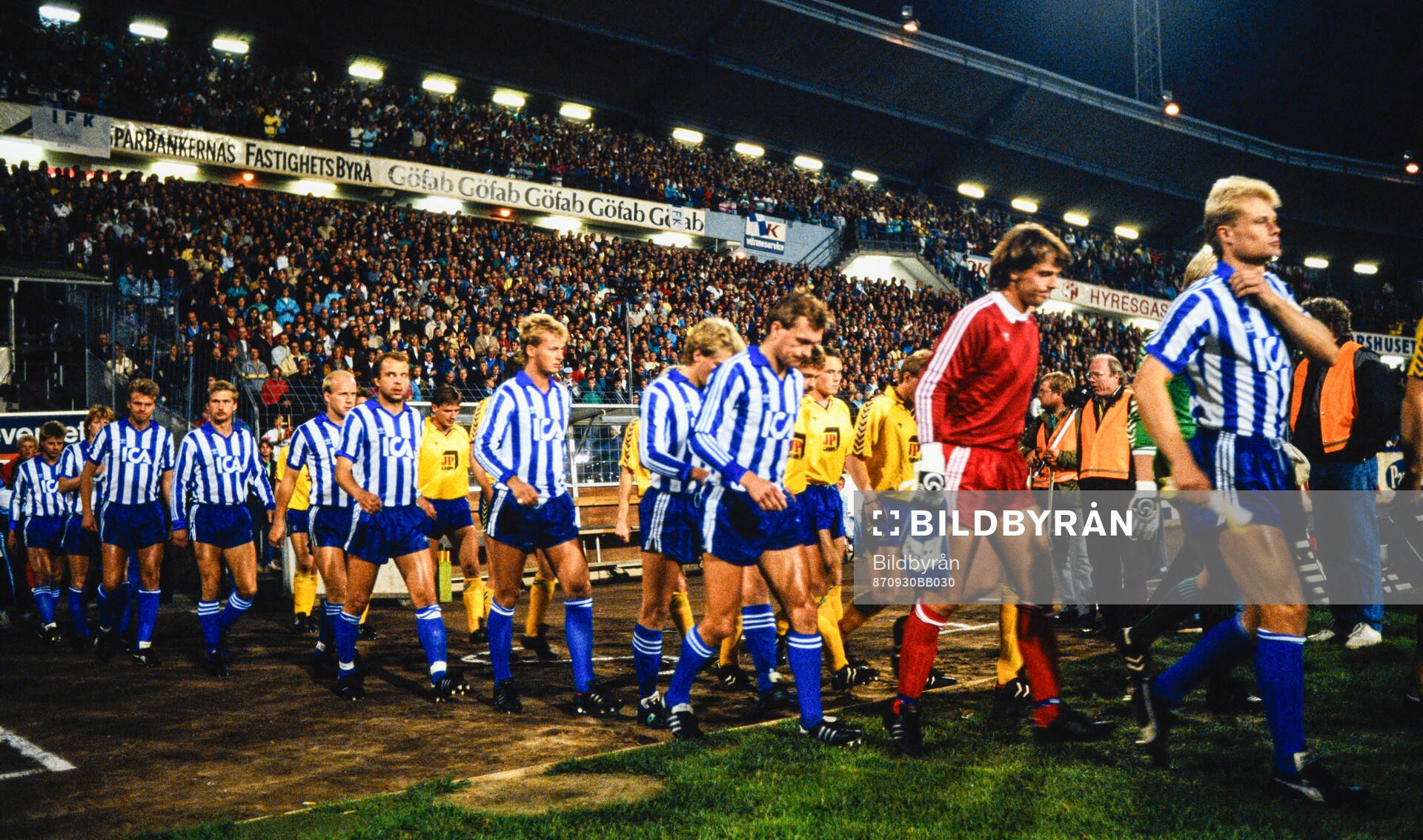 Inmarsch på Nya Ullevi. Från höger: Peter Larsson,