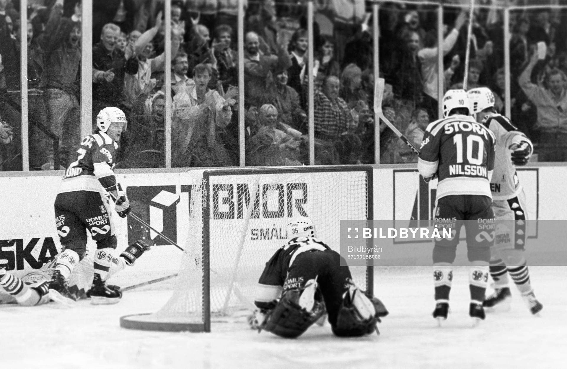 Pucken i mål bakom Peter Åslin, målvakt i Leksand