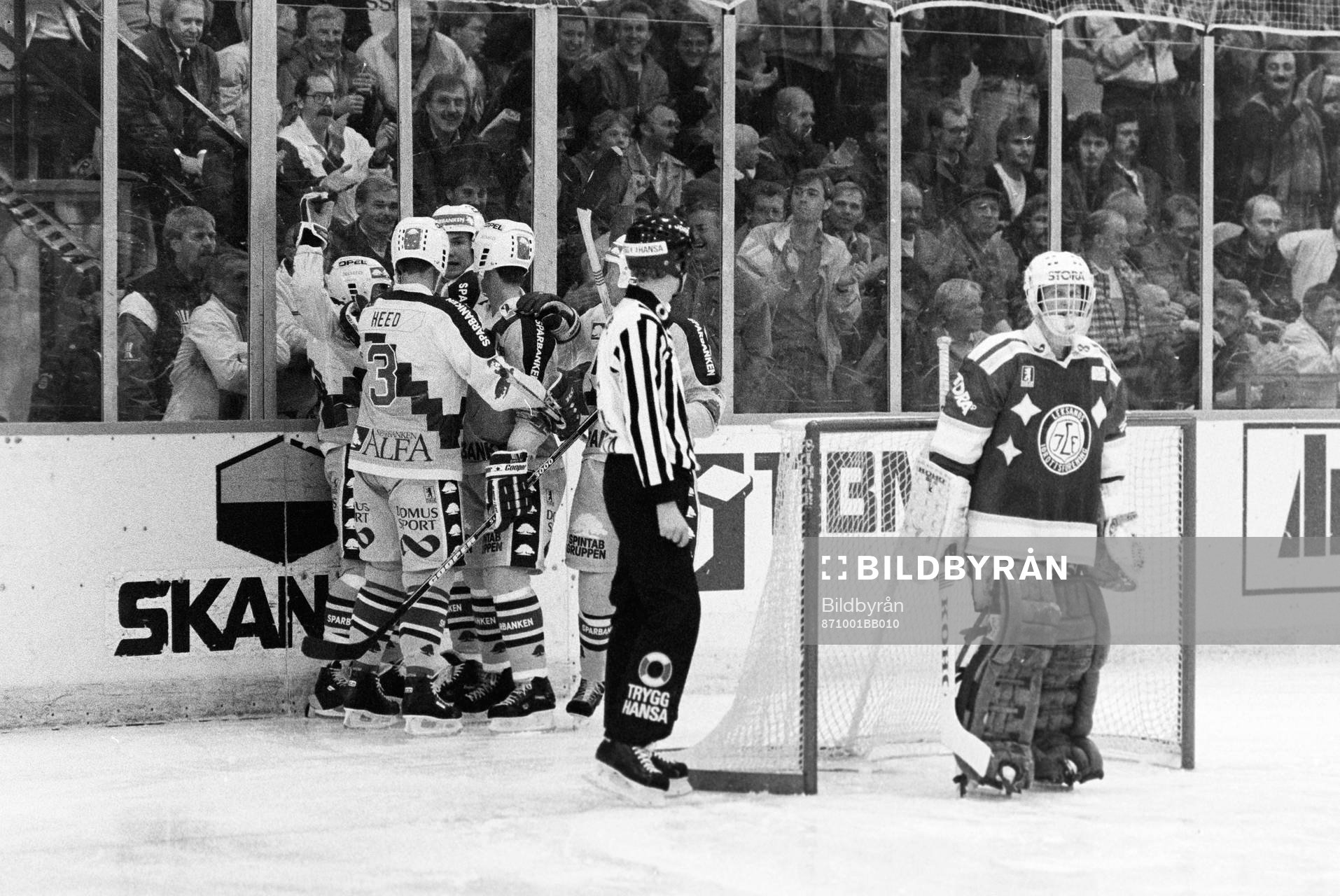 Pucken i mål bakom Peter Åslin, målvakt i Leksand