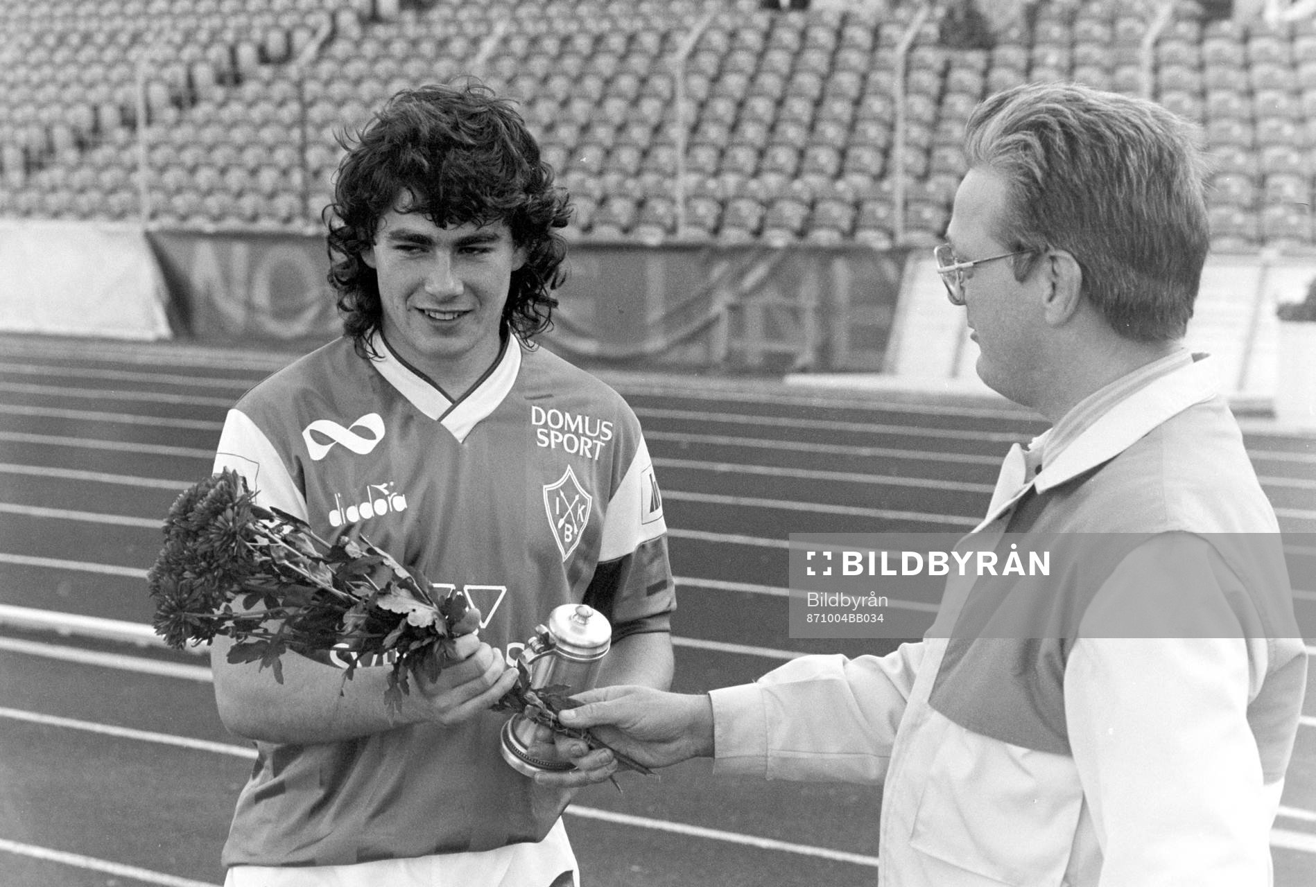 Brages Simon Hunt får blommor och en liten pokal