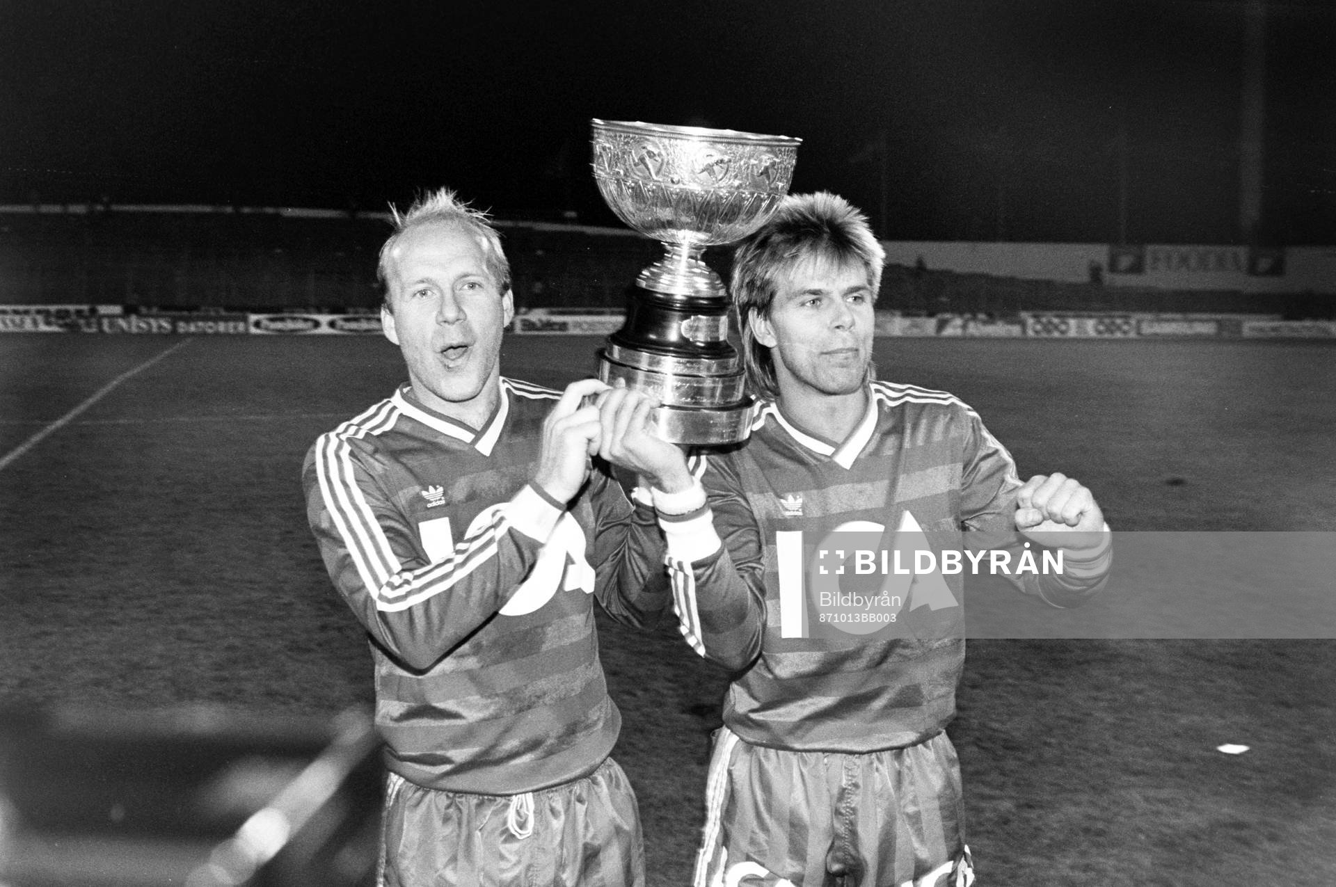 Göteborgs Tord Holmgren och Roland Nilsson jublar med