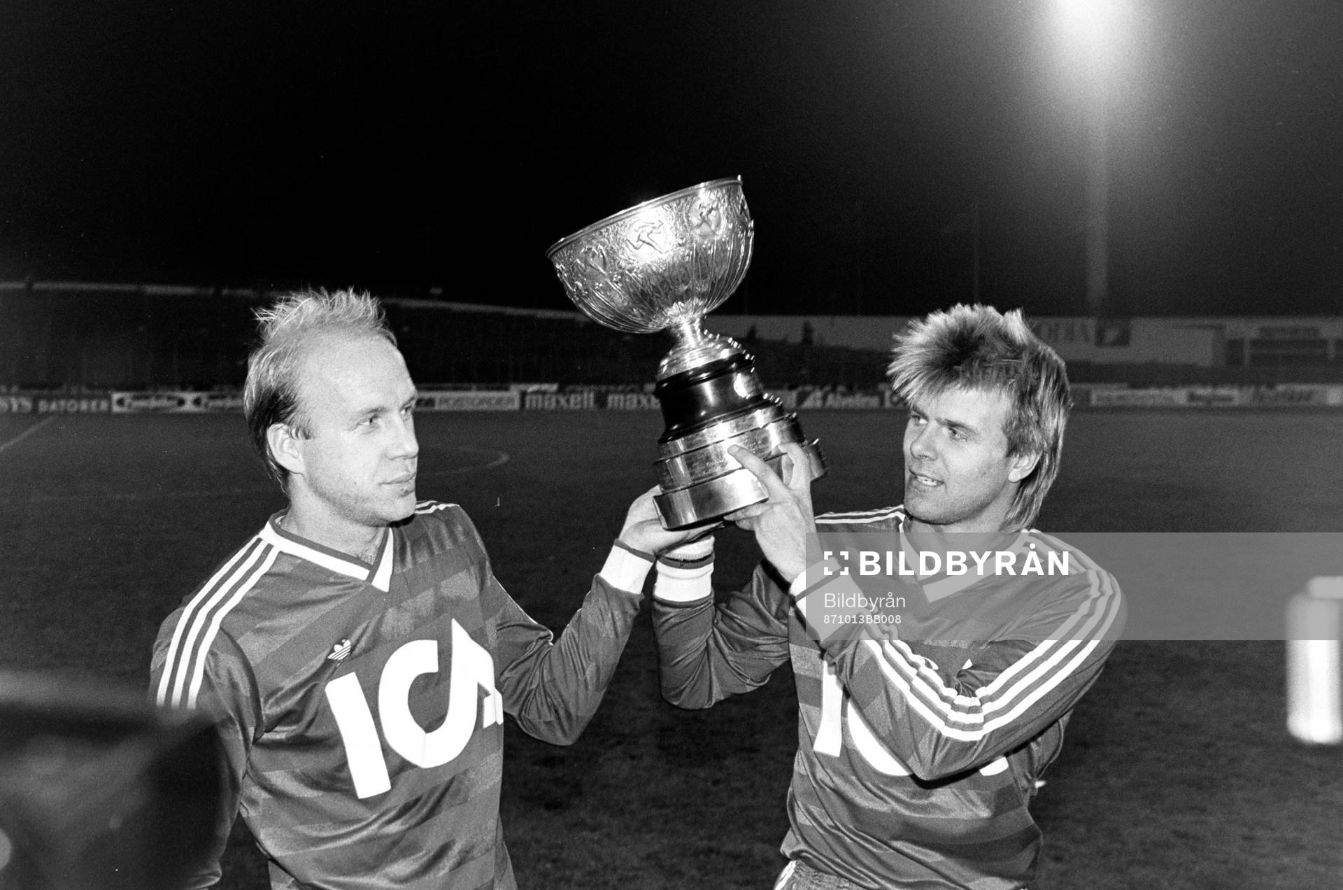 Fotboll, SM-final, Malmö FF - IFK Göteborg, 2-1: Göteborgs Tord Holmgren och Roland Nilsson jublar med pokalen.