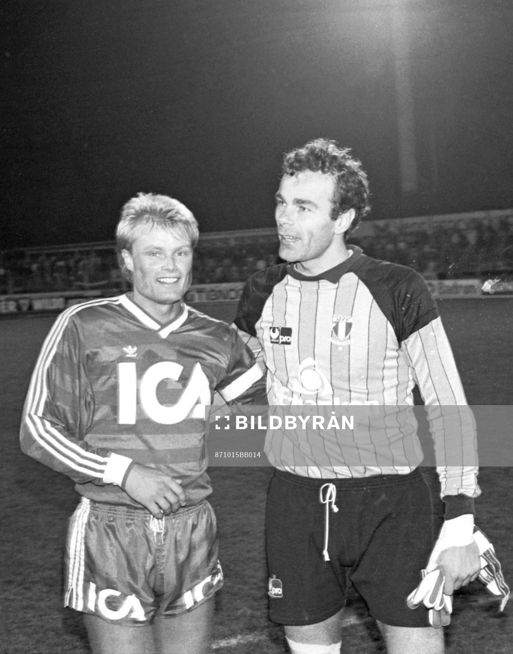 Göteborgs Peter Larsson och Malmös målvakt Jan Möller