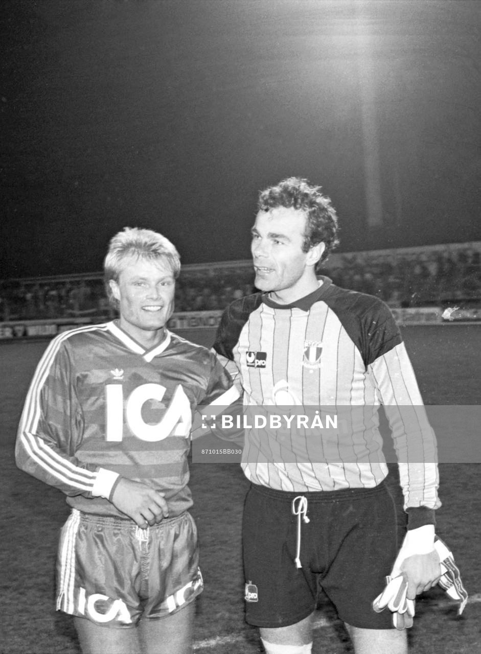 Göteborgs Peter Larsson och Malmös målvakt Jan Möller