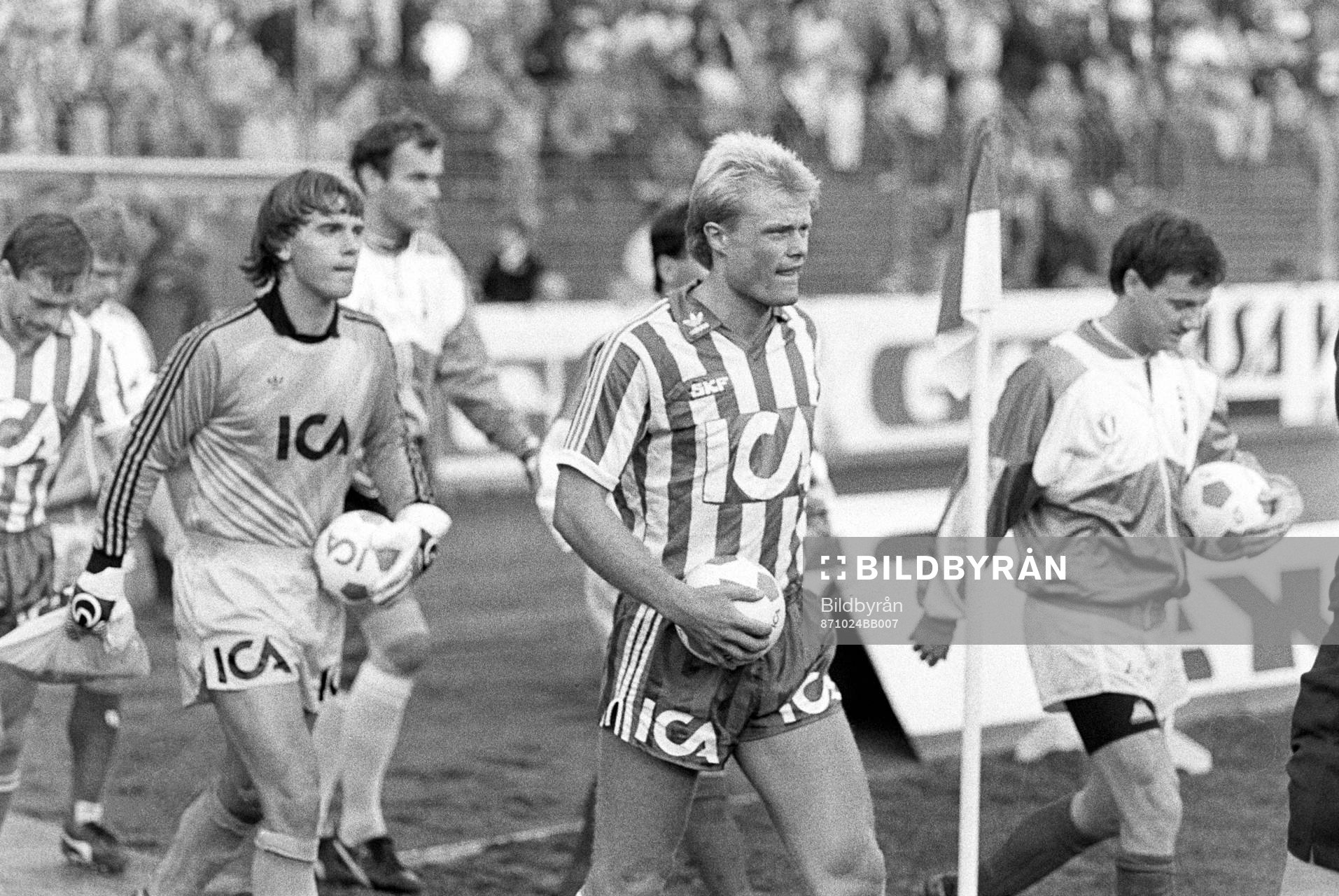 Fotboll, SM-final 1, IFK Göteborg - Malmö FF, 0-1: Göteborgs Peter Larsson leder sitt lag under inmarschen.
