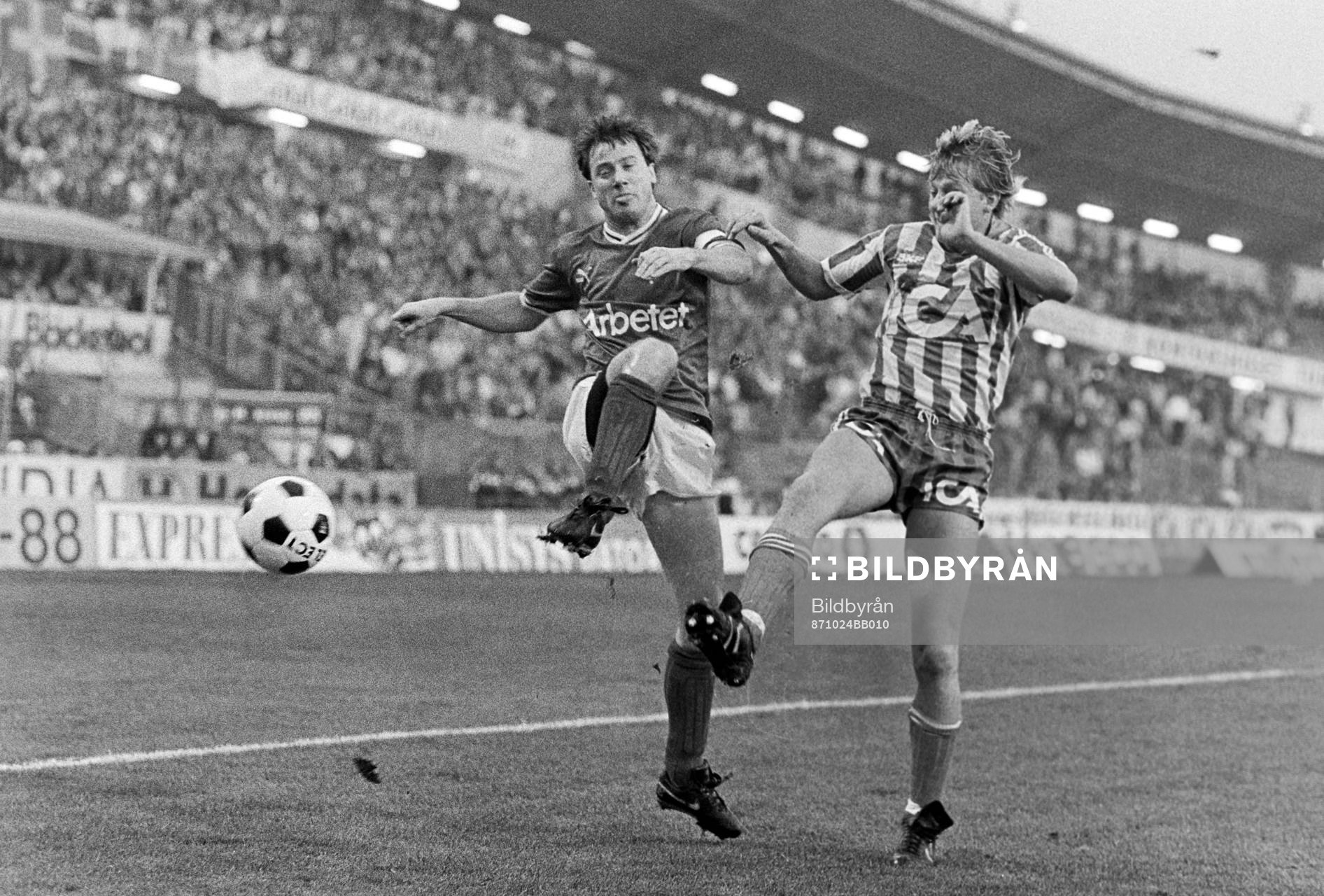 Fotboll, SM-final 1, IFK Göteborg - Malmö FF, 0-1: Malmös Ingemar Erlandsson i kamp om bollen.