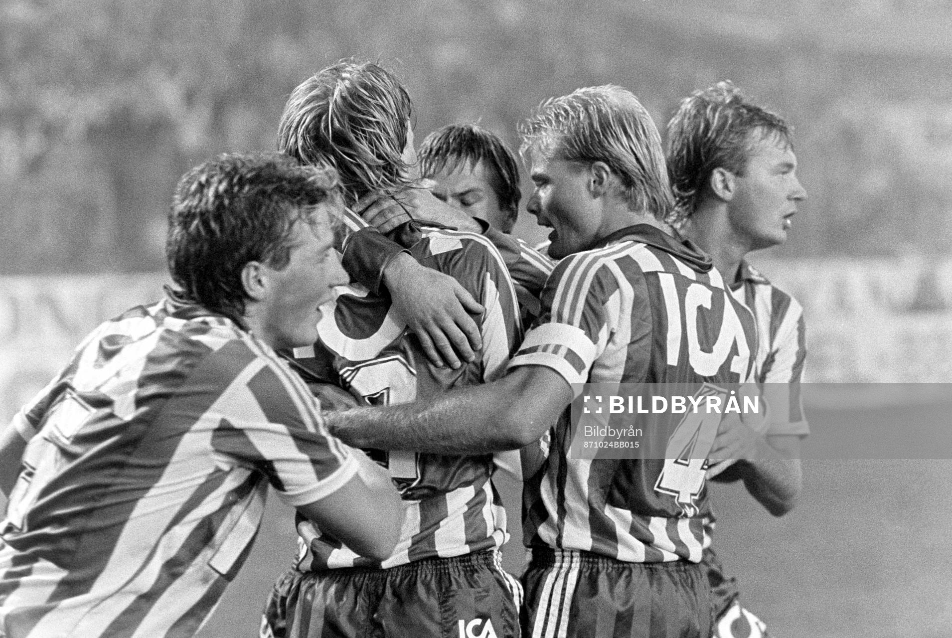 Fotboll, SM-final 1, IFK Göteborg - Malmö FF, 0-1: Stefan Pettersson, Göteborg jublar efter 1-0 tillsammans med lagkamraterna.