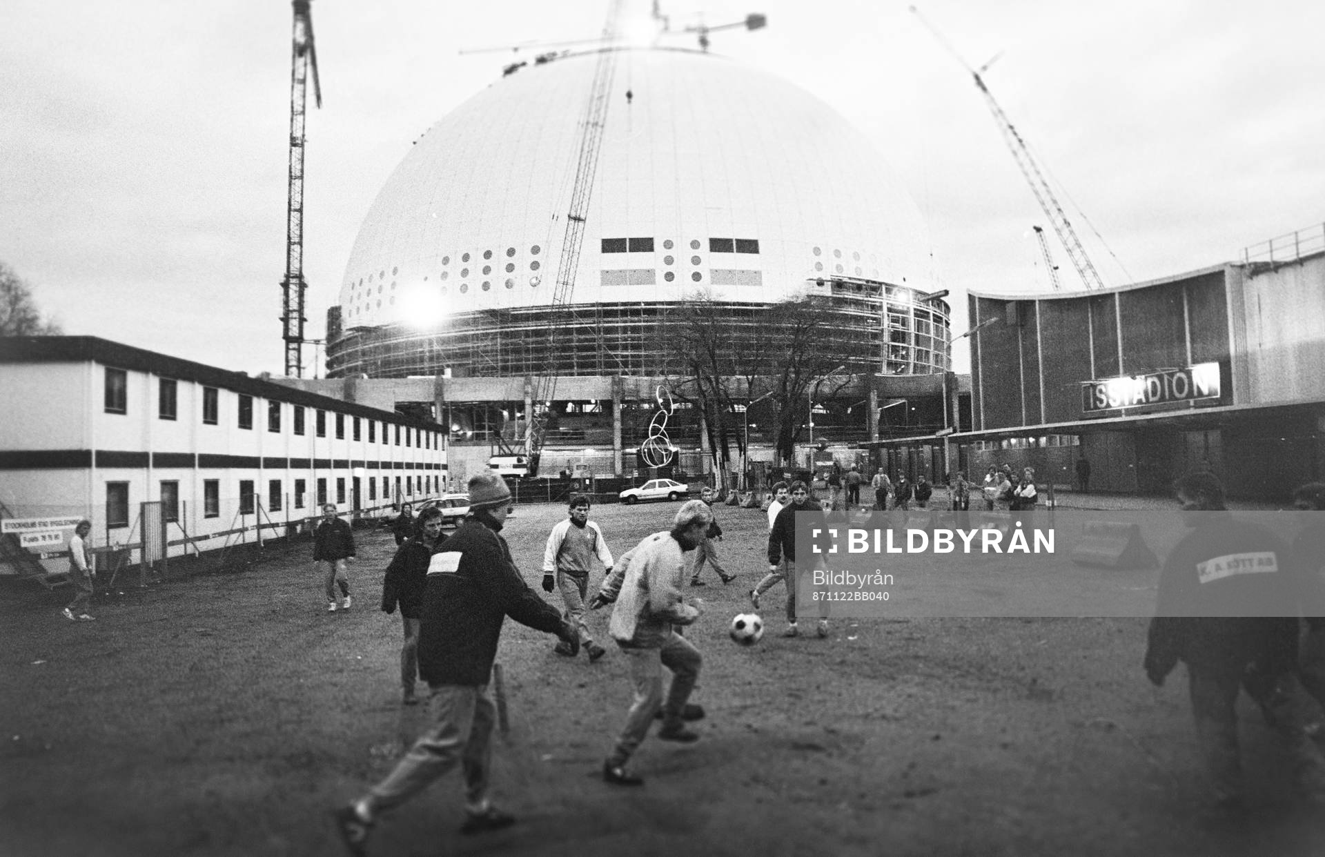 Spelare värmer upp med fotboll utanför Globen