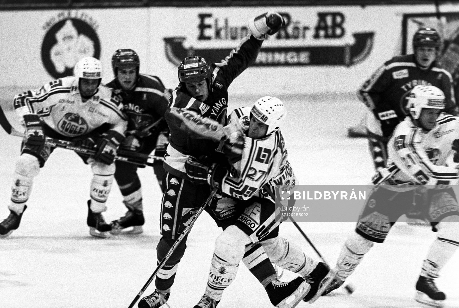 Rögles Tom Wuorijärvi stoppas av en tyringespelare