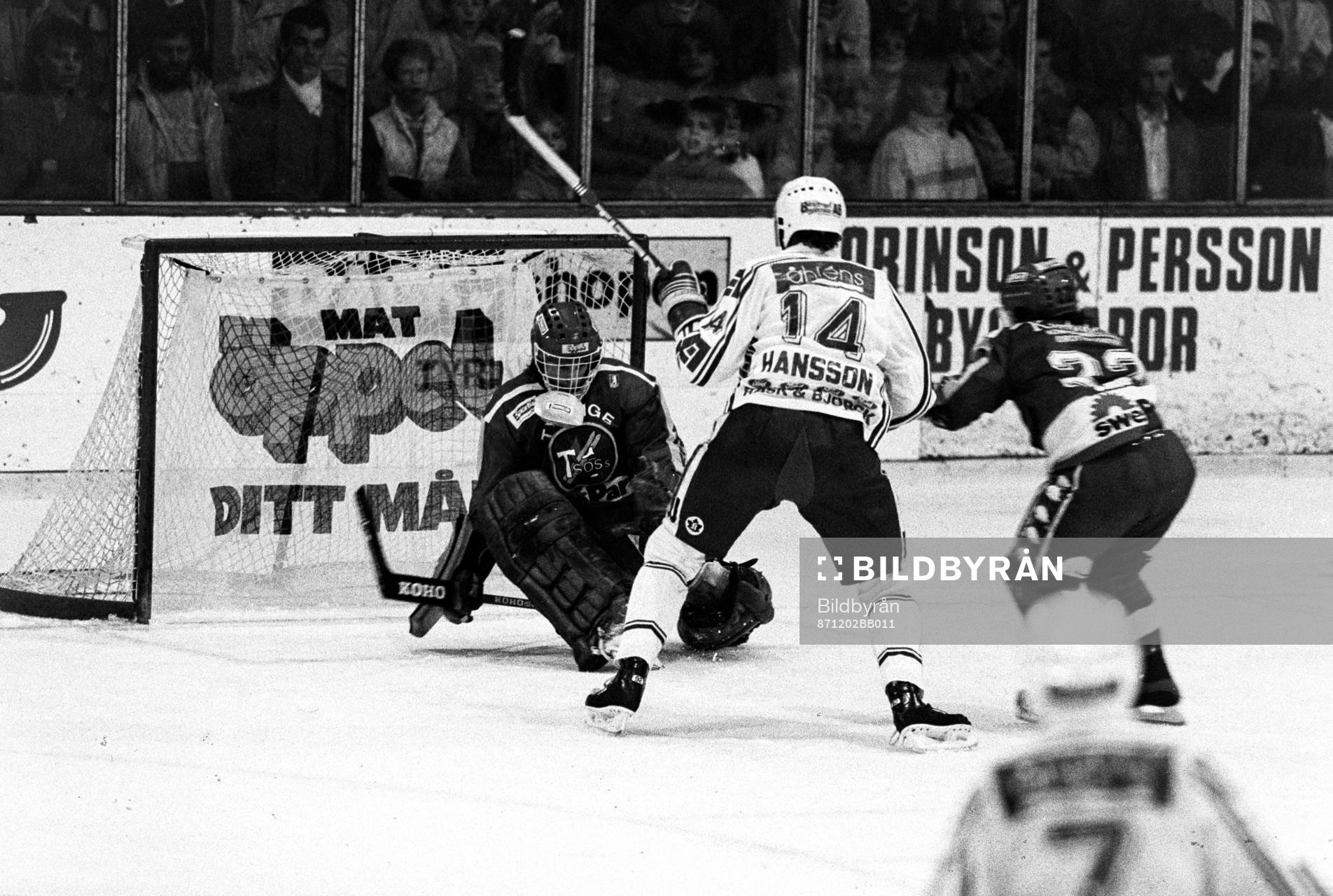 Roger Hansson, Rögle framför Håkan Algotsson, målvakt i