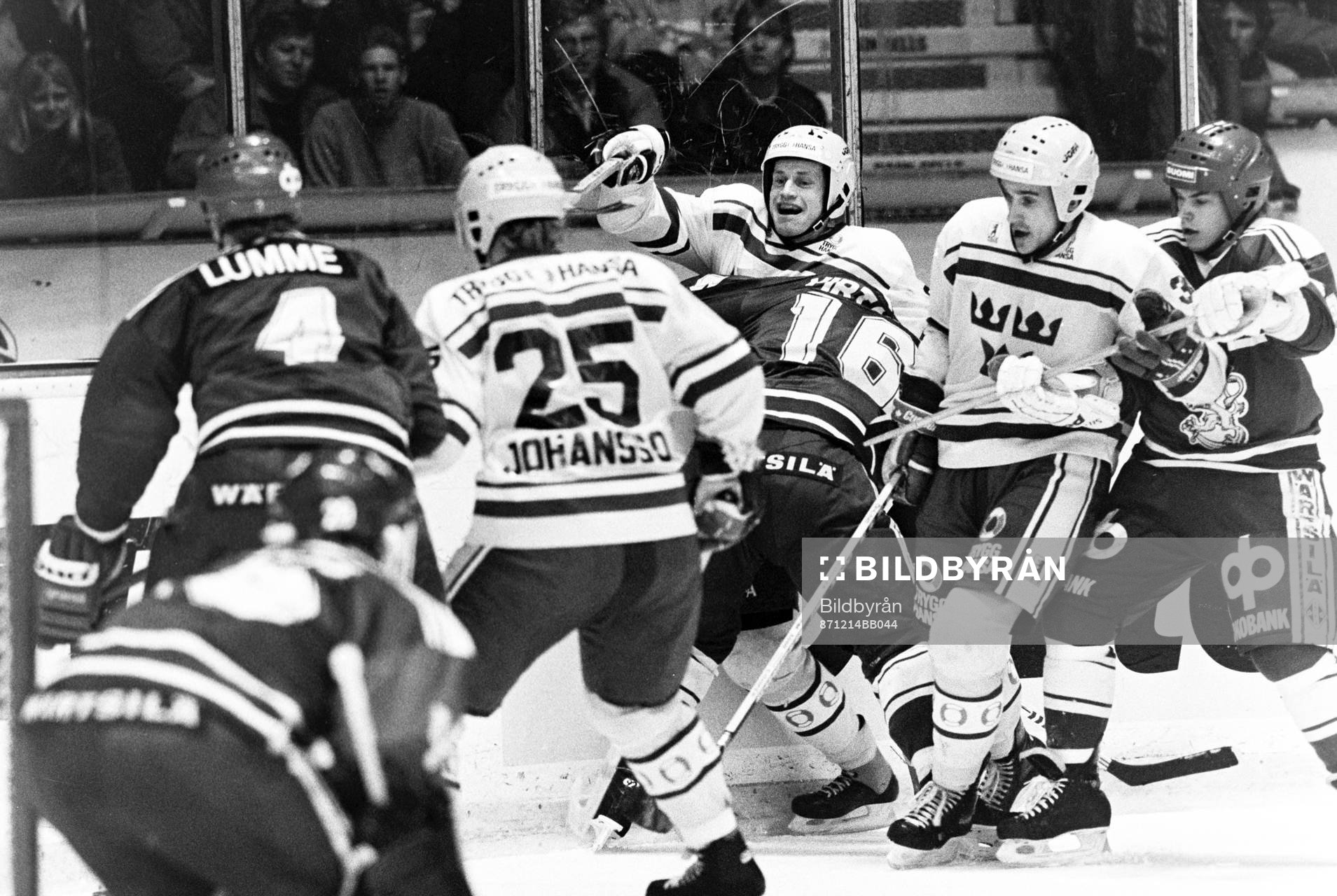 Sveriges Bo Berglund trycks upp i sargen av Jukka Virtanen,