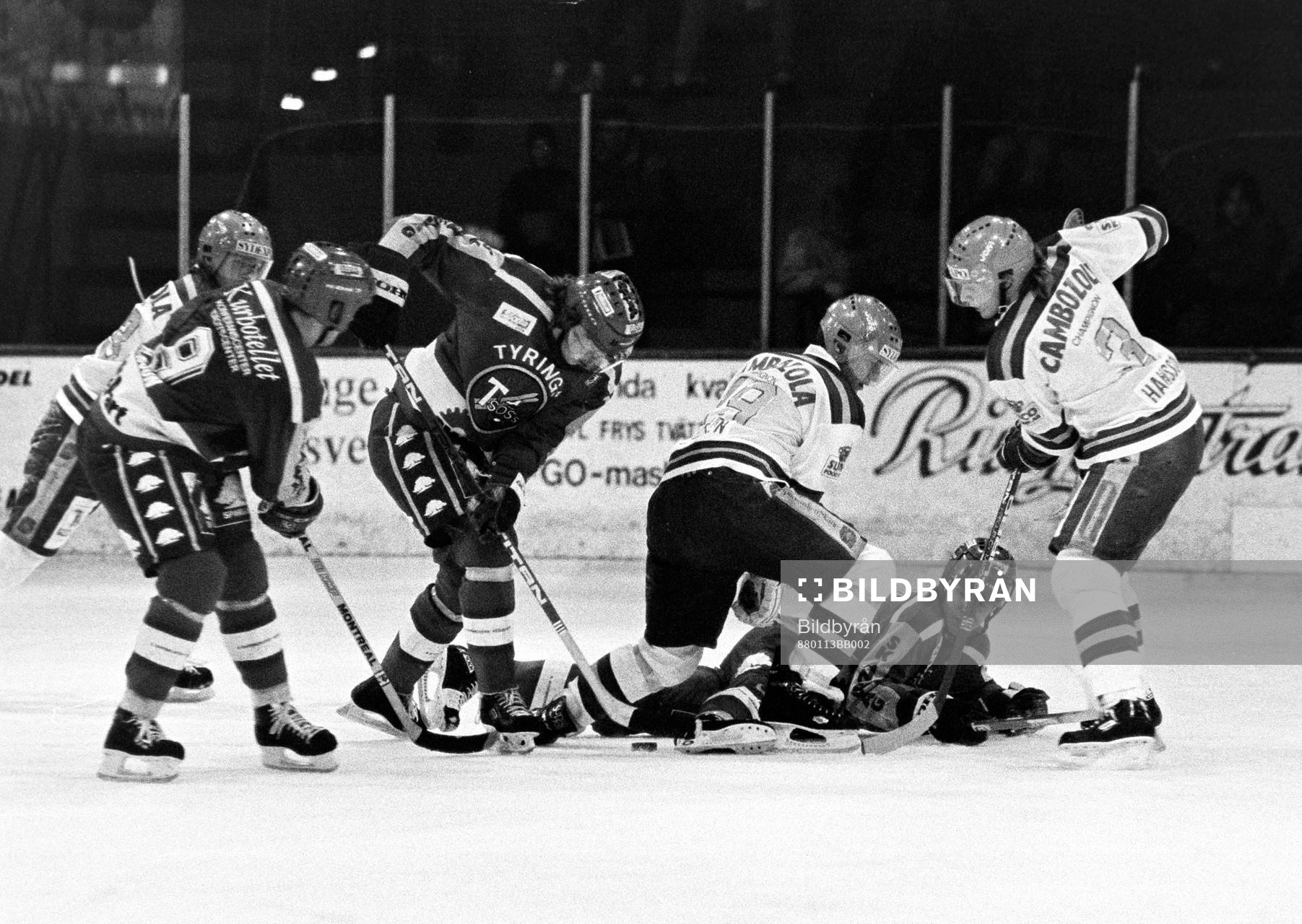 Malmöspelarna Börje Ottosson och Pierre Hansson i kamp om