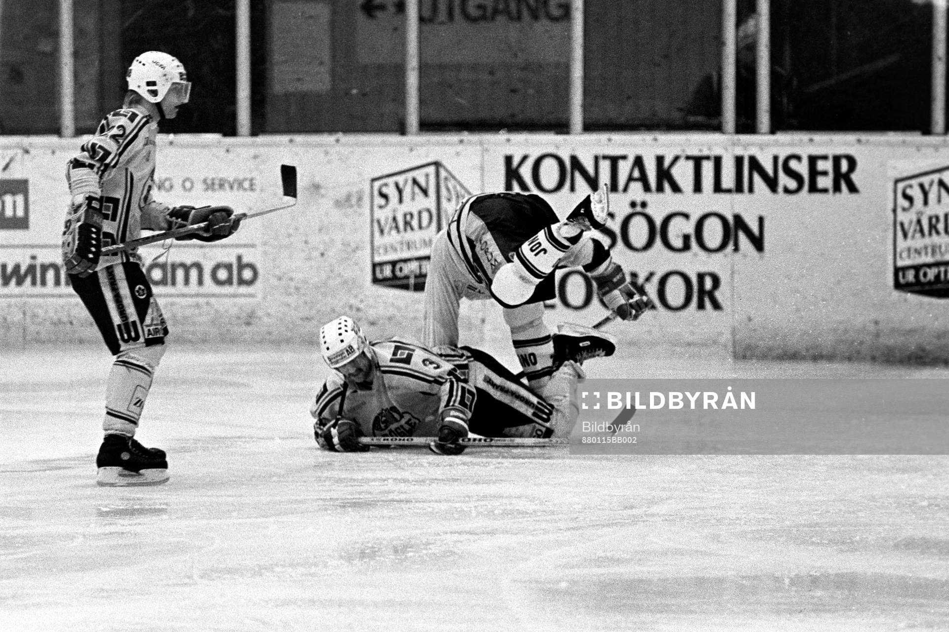 En sundsvallsspelare flyger över rögles Stefan Hedlund