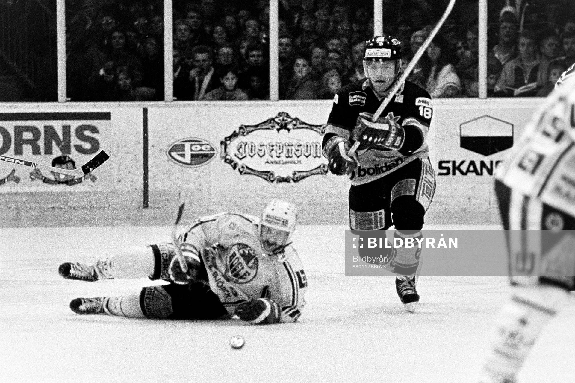 Skellefteås Peter Lundmark tar sig förbi rögles Hannu
