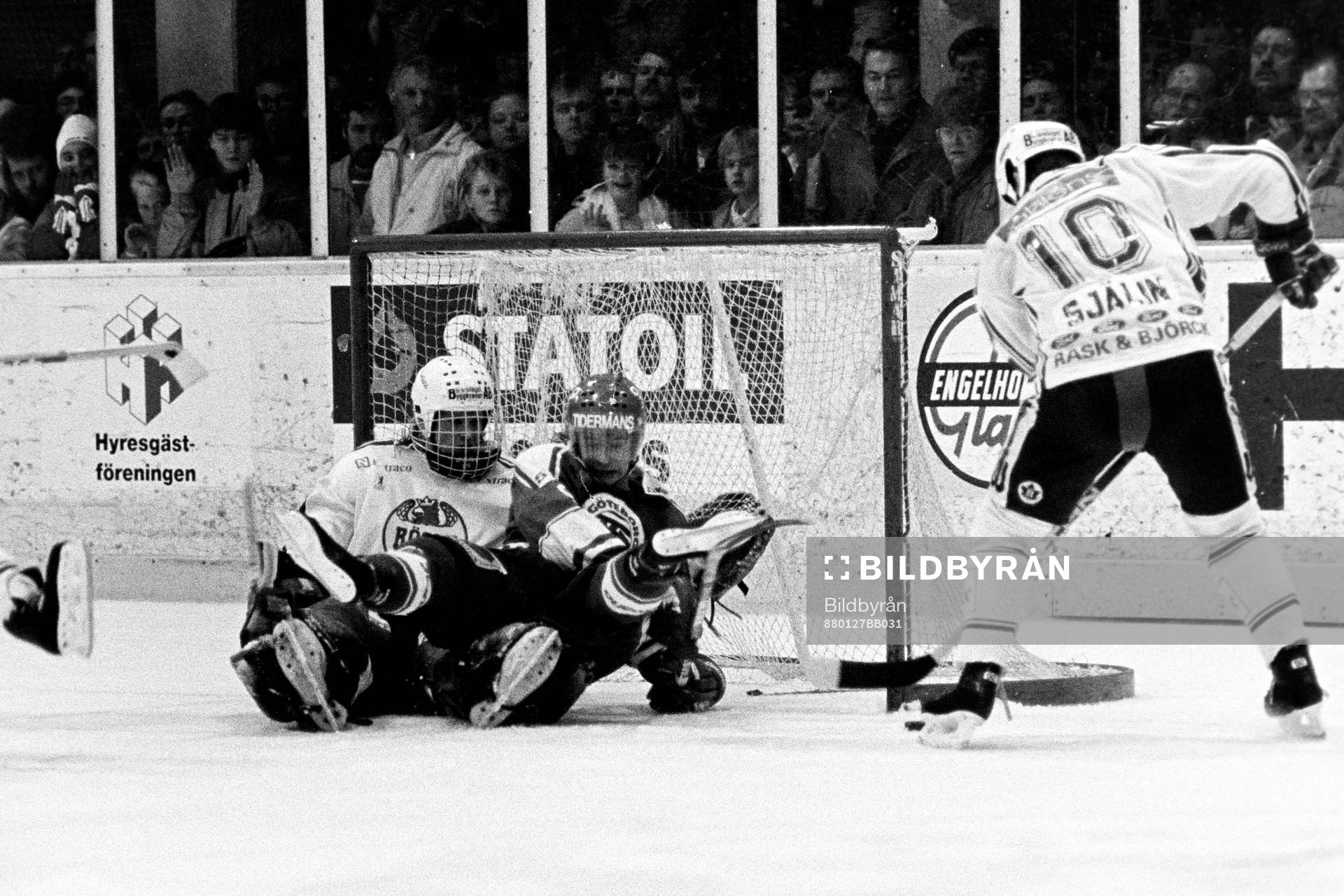 Rögles Tommy Själin med pucken framför Billy Nilsson,