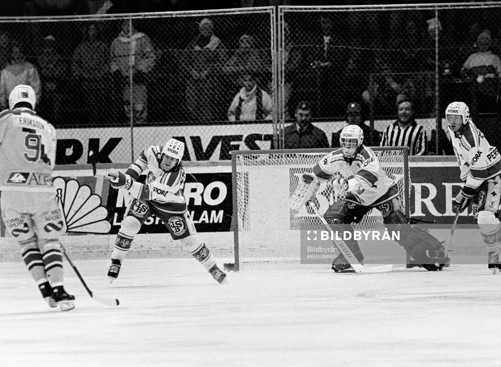 Magnus Svensson rensar framför leksands målvakt Peter
