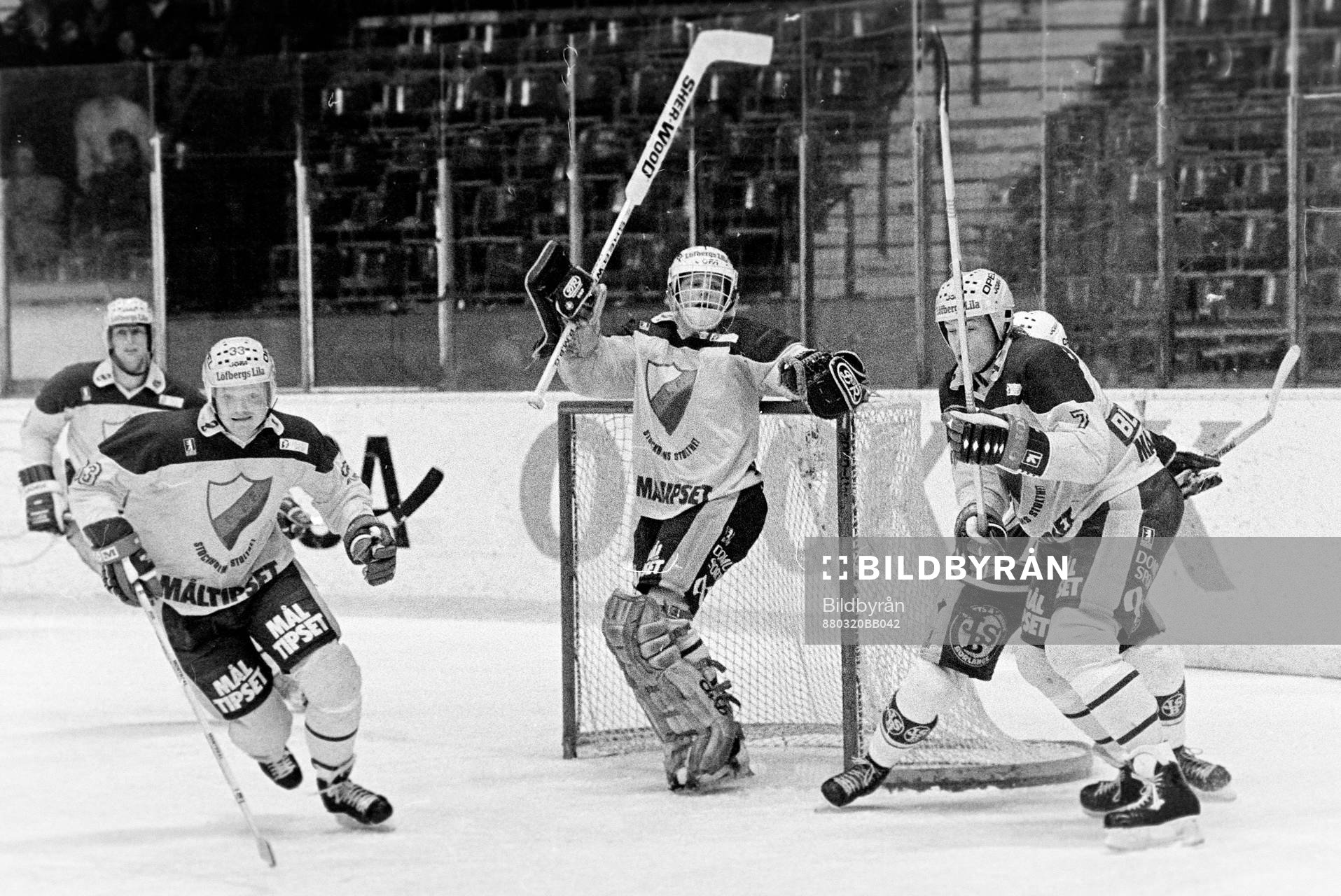 Rolf Ridderwall, målvakt i Djurgården får hjälp av
