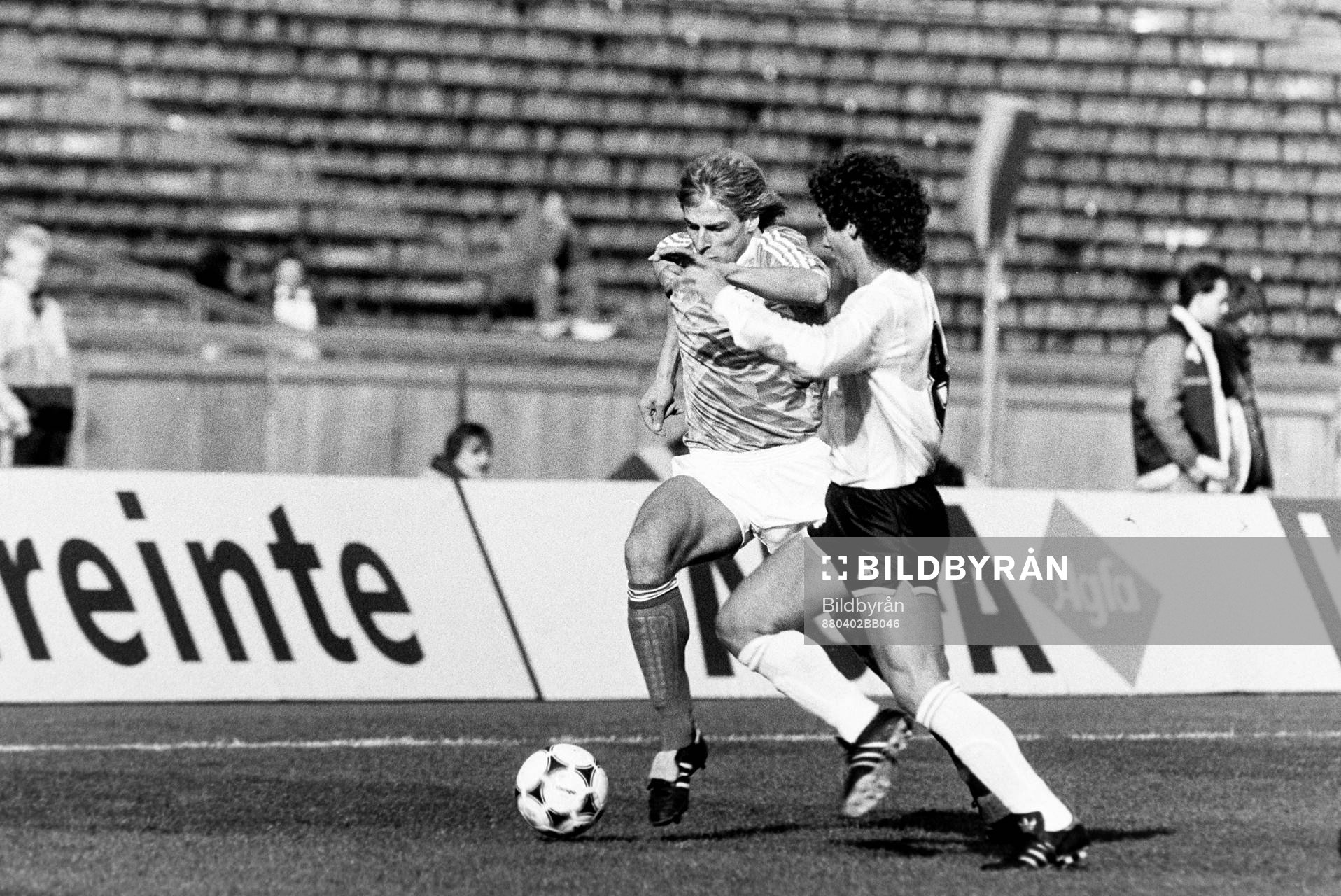 Fotboll, För-EM, Västtyskland - Argentina, 1-0: Jürgen Klinsmann, Västtyskland med bollen.