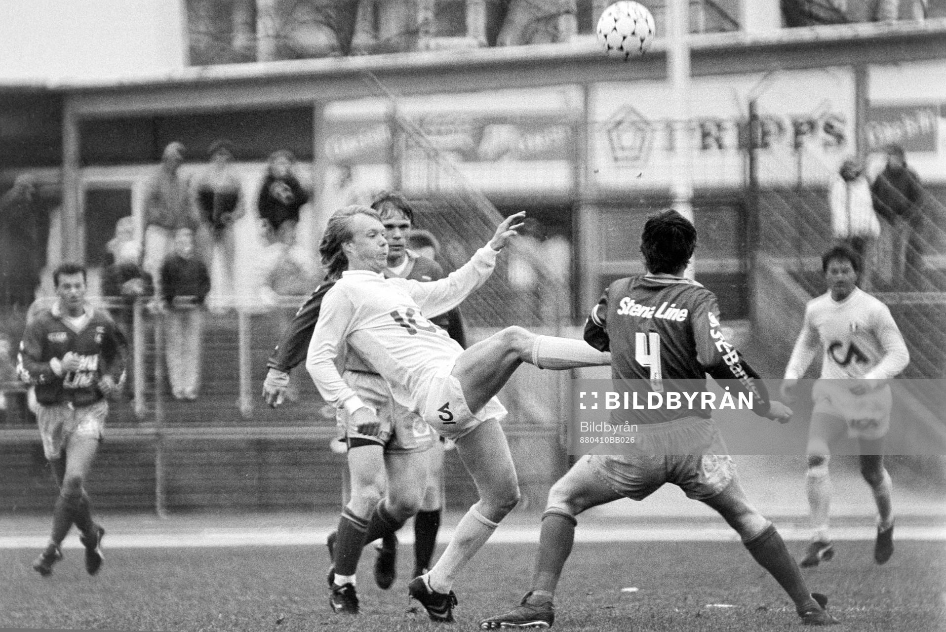 Fotboll, Allsvenskan, Malmö FF - Örgryte, 3-2: Lars Larsson, Malmö i kamp om bollen.