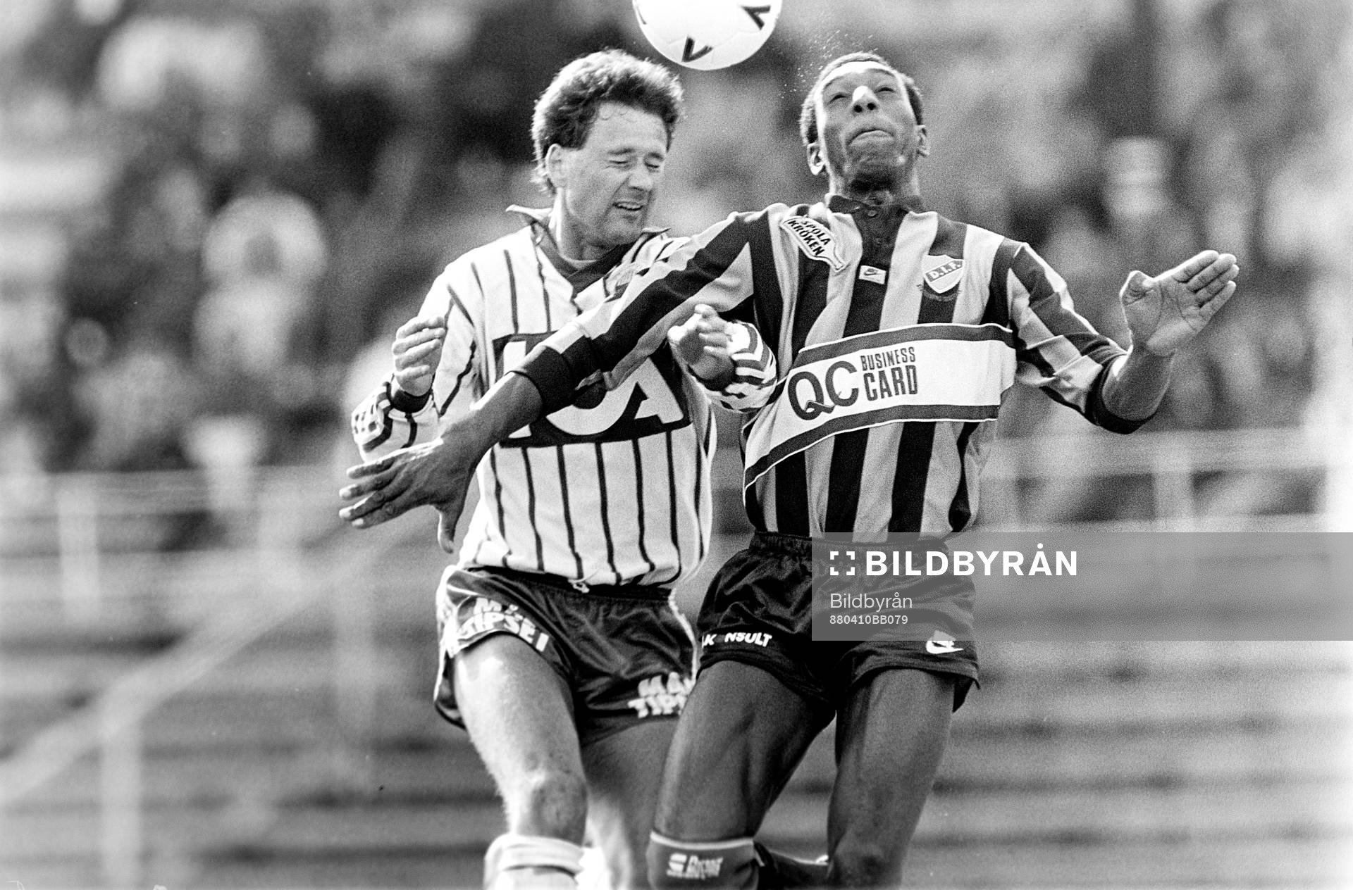 Fotboll, Allsvenskan, Djurgården - Västra Frölunda, 4-2: Steve Galloway, Djurgården i en nickduell.
