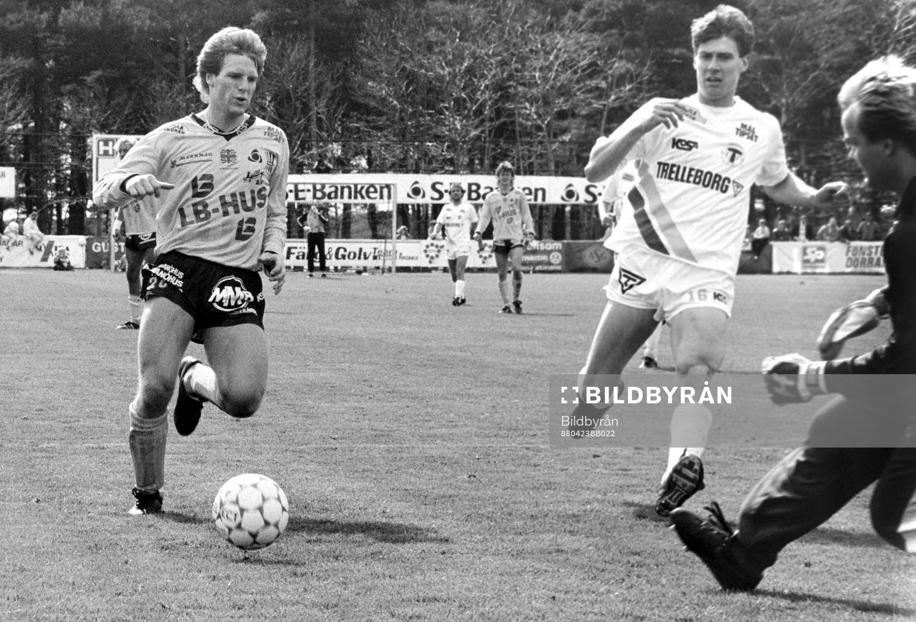 Fotboll, Div 1 Södra, Mjällby - Trelleborg, 1-2: Tomas Johansson, Mjällby med bollen.
