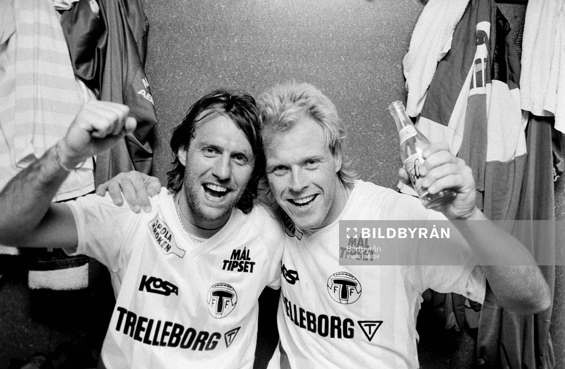 Fotboll, Div 1 Södra, Mjällby - Trelleborg, 1-2: Trelleborgs målskyttar Benny Mårtensson och Peter Milesson jublar efter matchen.