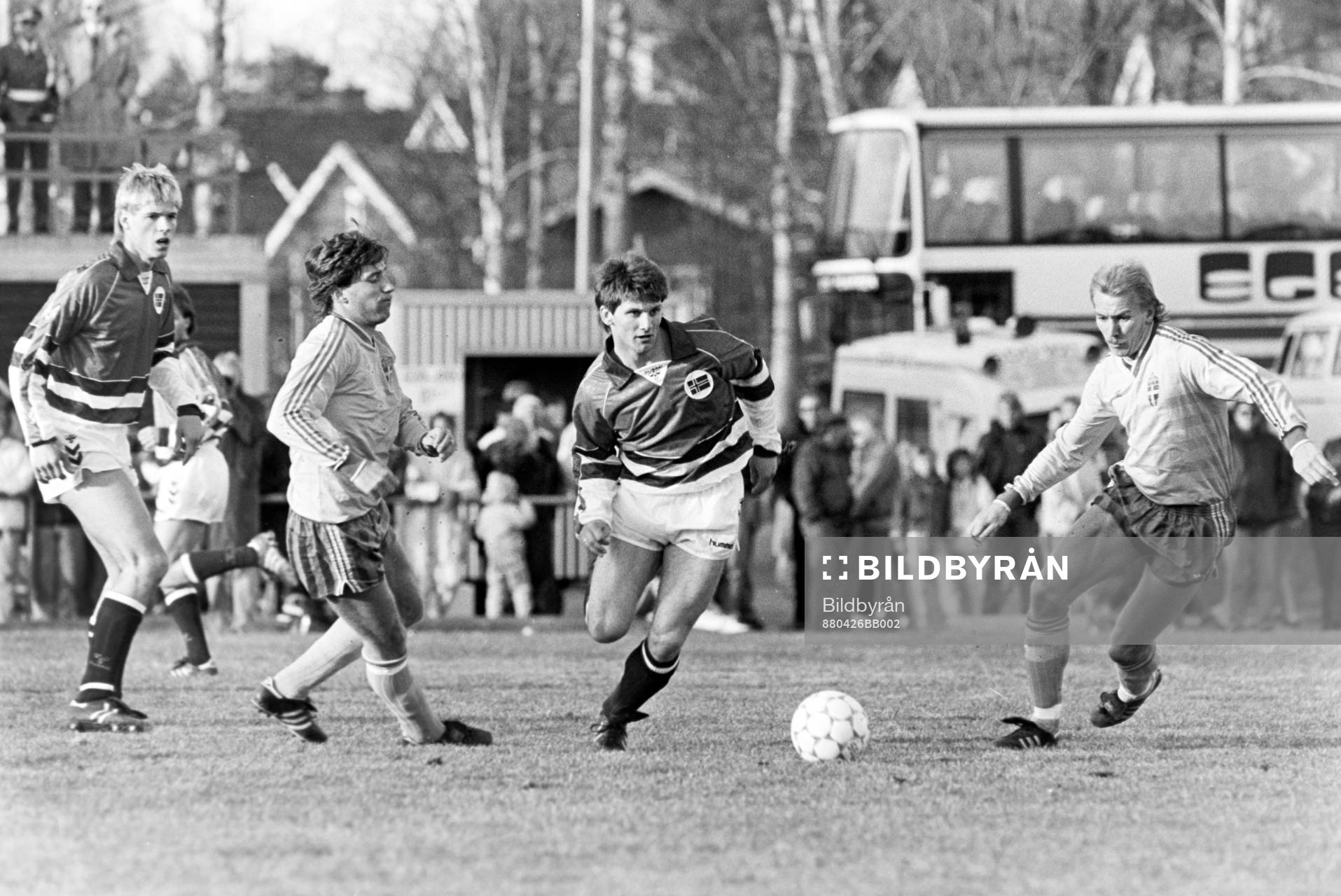 En norrman tar sig förbi sveriges Leif Forsberg och Jan