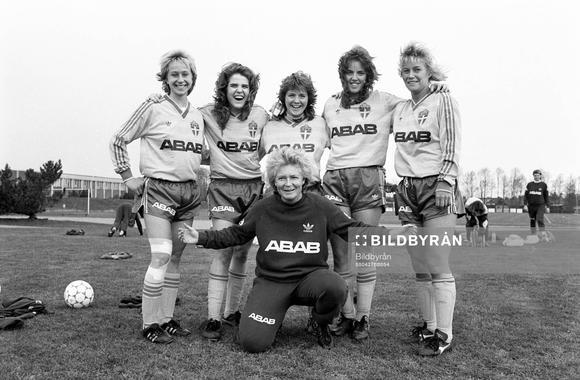  Bakre raden fr. v Tina Nilsson, Eva Zeikfalvy, Pia Syrén, Pärnilla Larsson och Anneli Andersson bakom Gunilla Paijkull, förbundskapten, Sverige.
