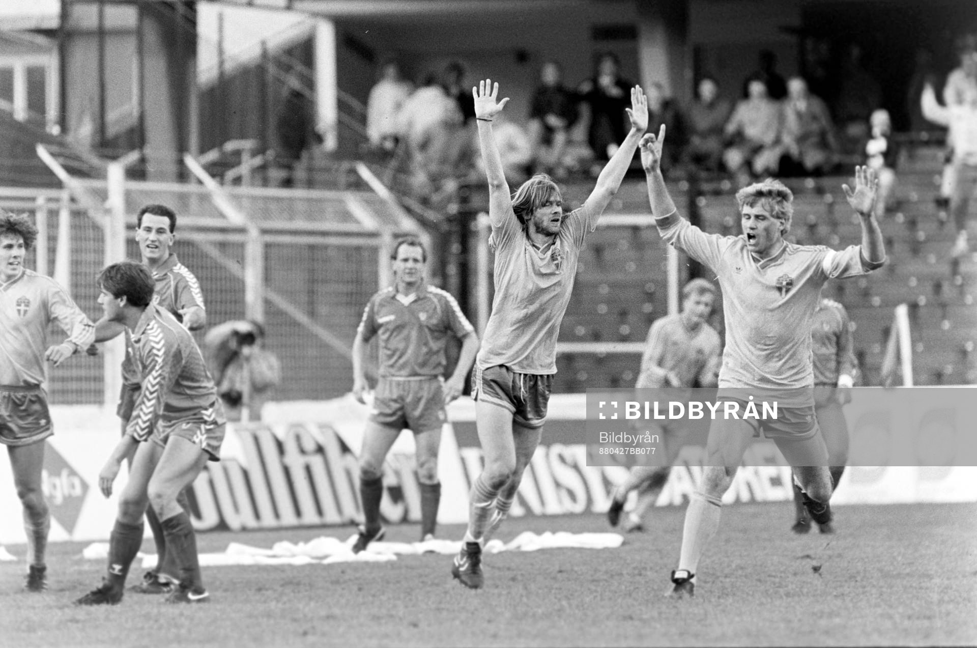 7 Fotboll, Sverige - Wales, vänskap, 4-1: Glenn Strömberg och Glenn Hysén, Sverige jublar efter mål.