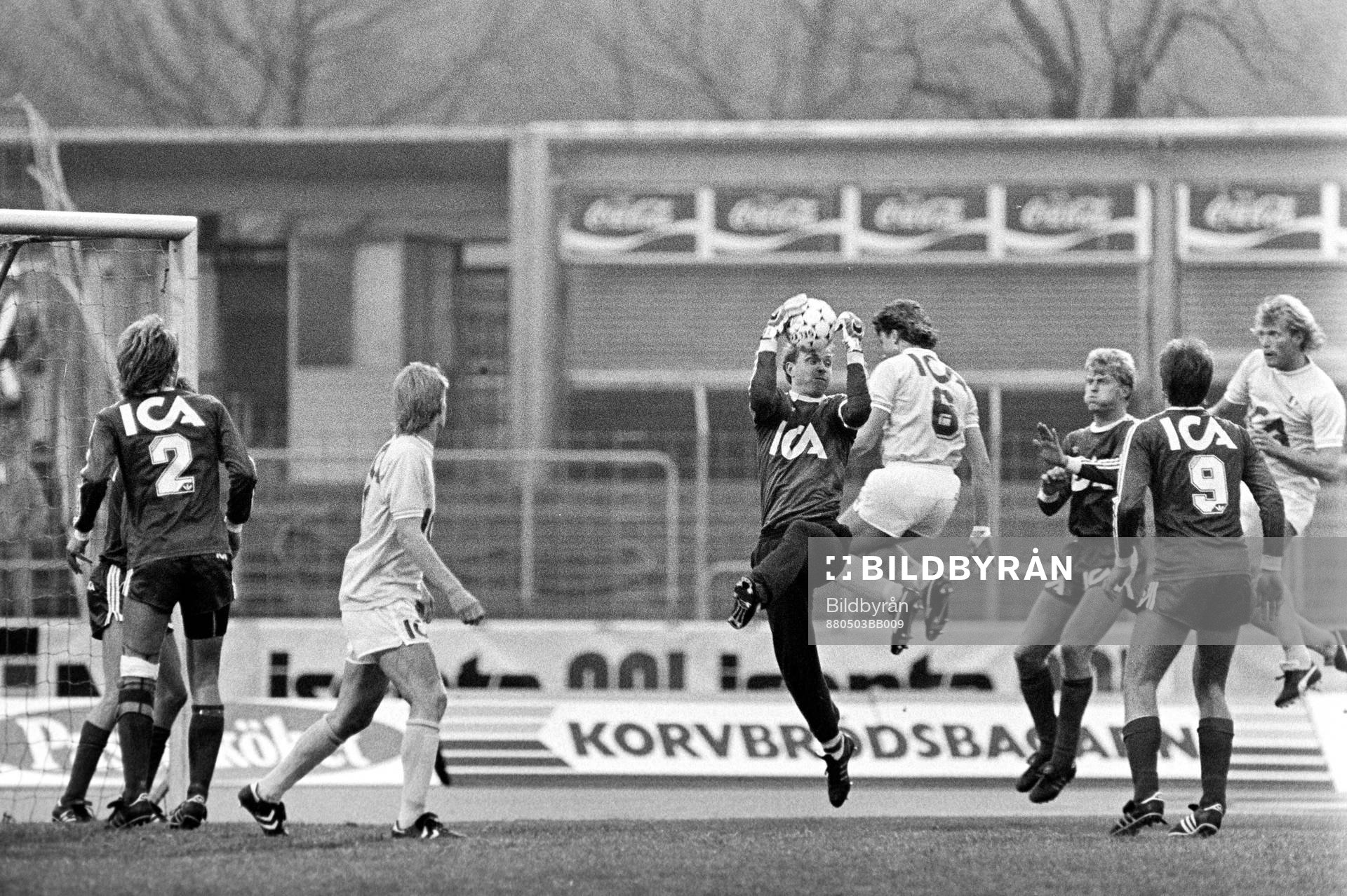 Fotboll, Allsvenskan, Malmö FF - Öster, 2-1: Roger Ljung, Malmö oroar östers målvakt Thomas Ravelli.
